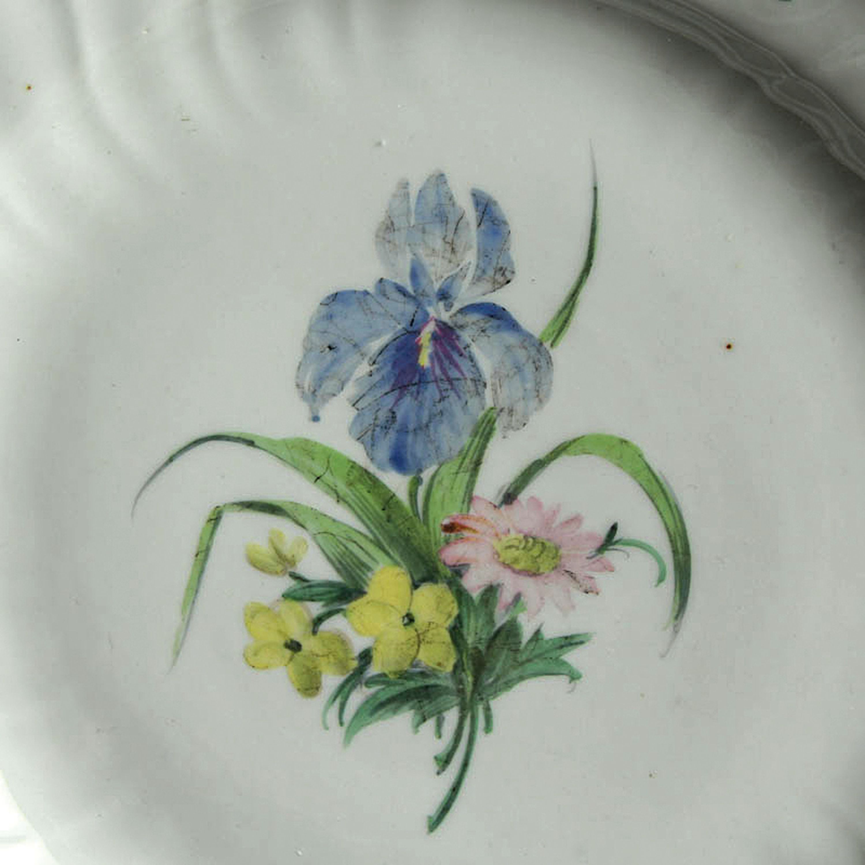 Detail p: Speiseservice Neubrandenstein, Royal Copenhagen, 1870-1890, Porzellan, Goldrand, handbemalt mit Streublumen, 15 Speiseteller D.25 cm, 9 Suppenteller ...