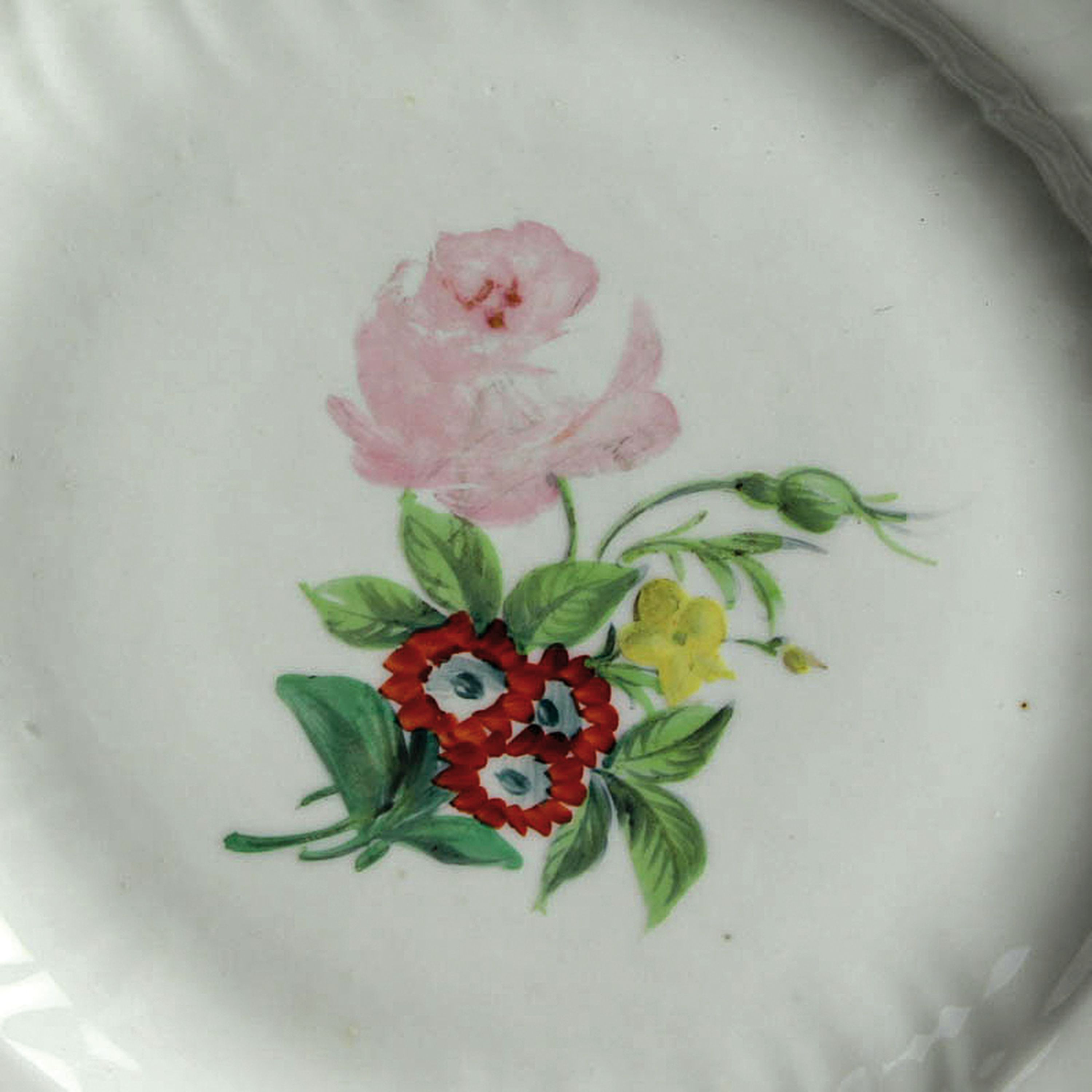 Detail q: Speiseservice Neubrandenstein, Royal Copenhagen, 1870-1890, Porzellan, Goldrand, handbemalt mit Streublumen, 15 Speiseteller D.25 cm, 9 Suppenteller ...