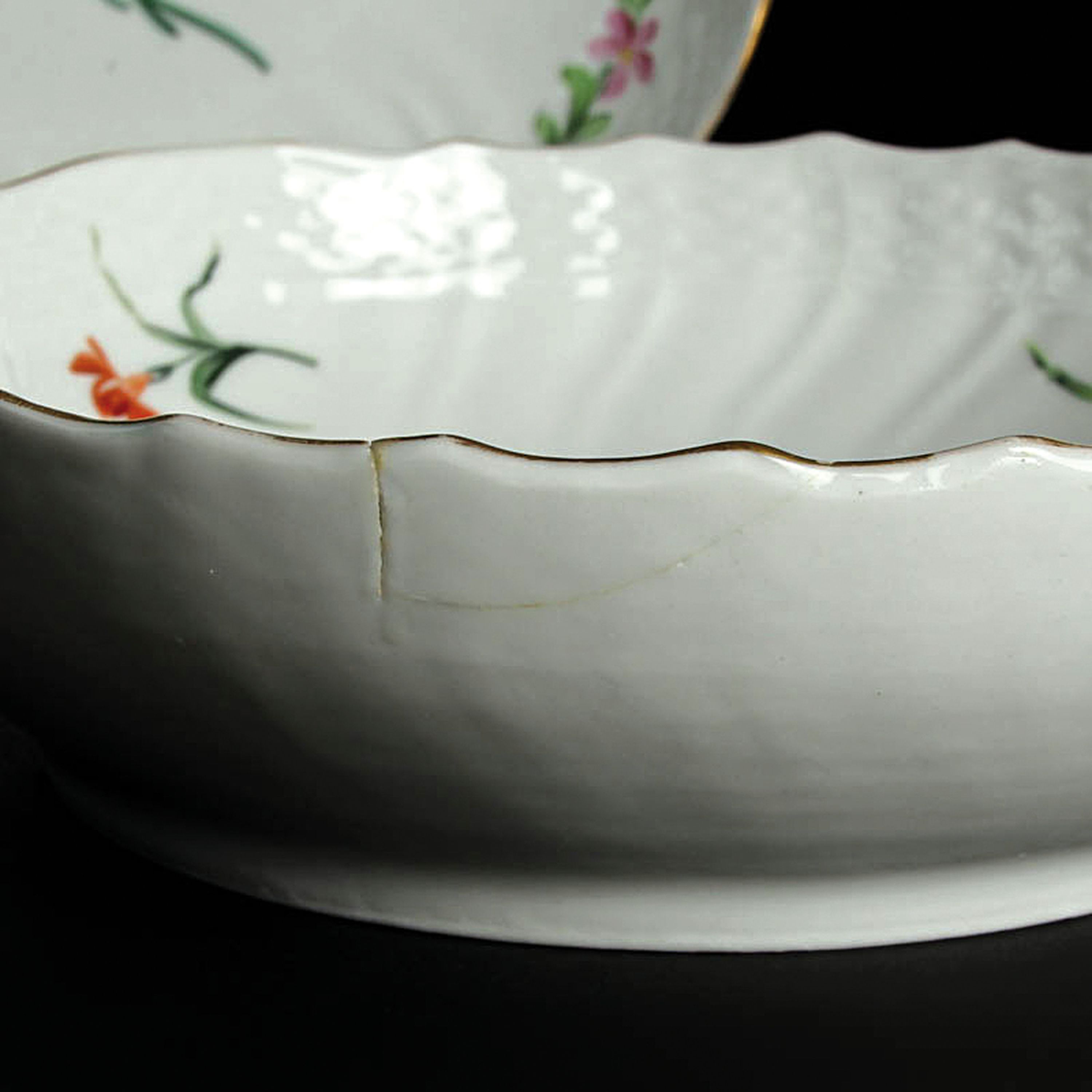 Detail r: Speiseservice Neubrandenstein, Royal Copenhagen, 1870-1890, Porzellan, Goldrand, handbemalt mit Streublumen, 15 Speiseteller D.25 cm, 9 Suppenteller ...
