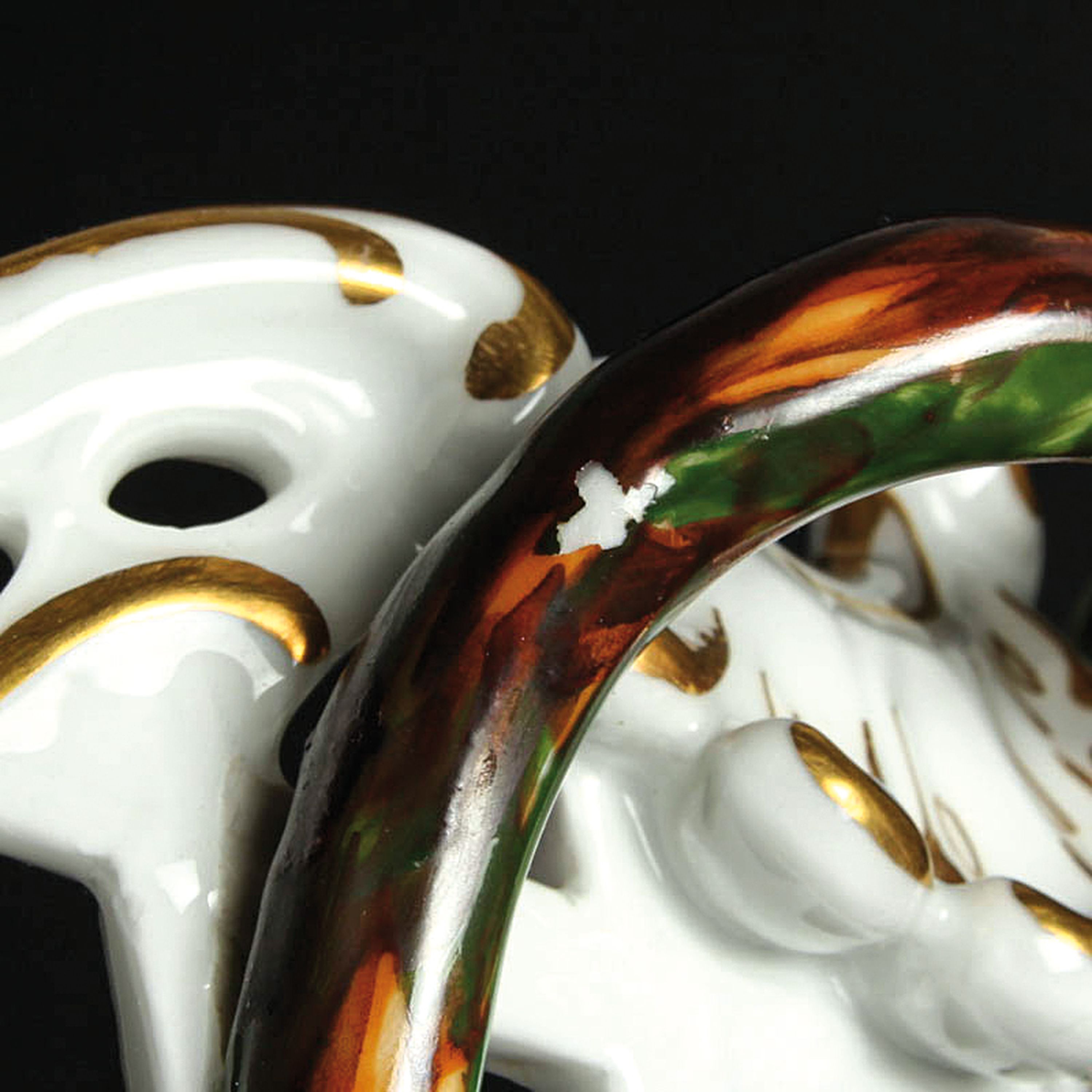 Detail u: Speiseservice Neubrandenstein, Royal Copenhagen, 1870-1890, Porzellan, Goldrand, handbemalt mit Streublumen, 15 Speiseteller D.25 cm, 9 Suppenteller ...
