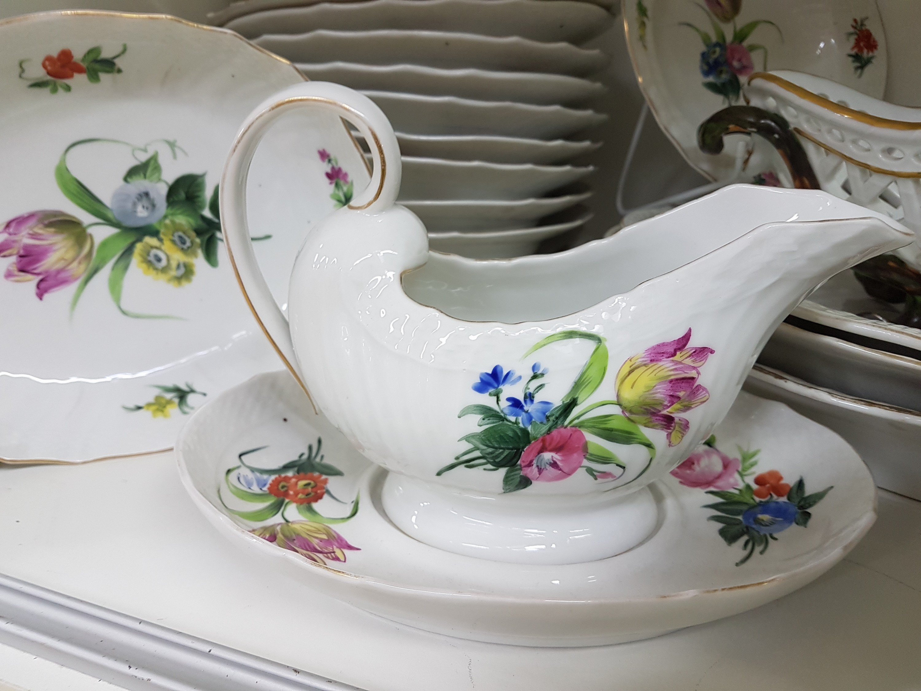 Detail w: Speiseservice Neubrandenstein, Royal Copenhagen, 1870-1890, Porzellan, Goldrand, handbemalt mit Streublumen, 15 Speiseteller D.25 cm, 9 Suppenteller ...