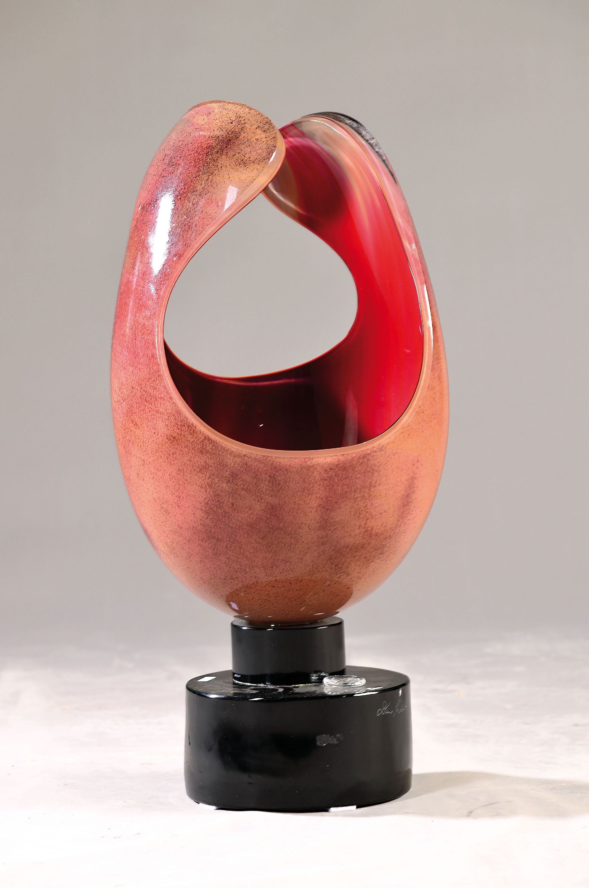 Große Glasskulptur, Dino Rosin (geb. 1948), Vetreria Murano Arte, Calcedonia-Glas, organisch ovoide nach oben aufgebrochene Form, schwarzer ...