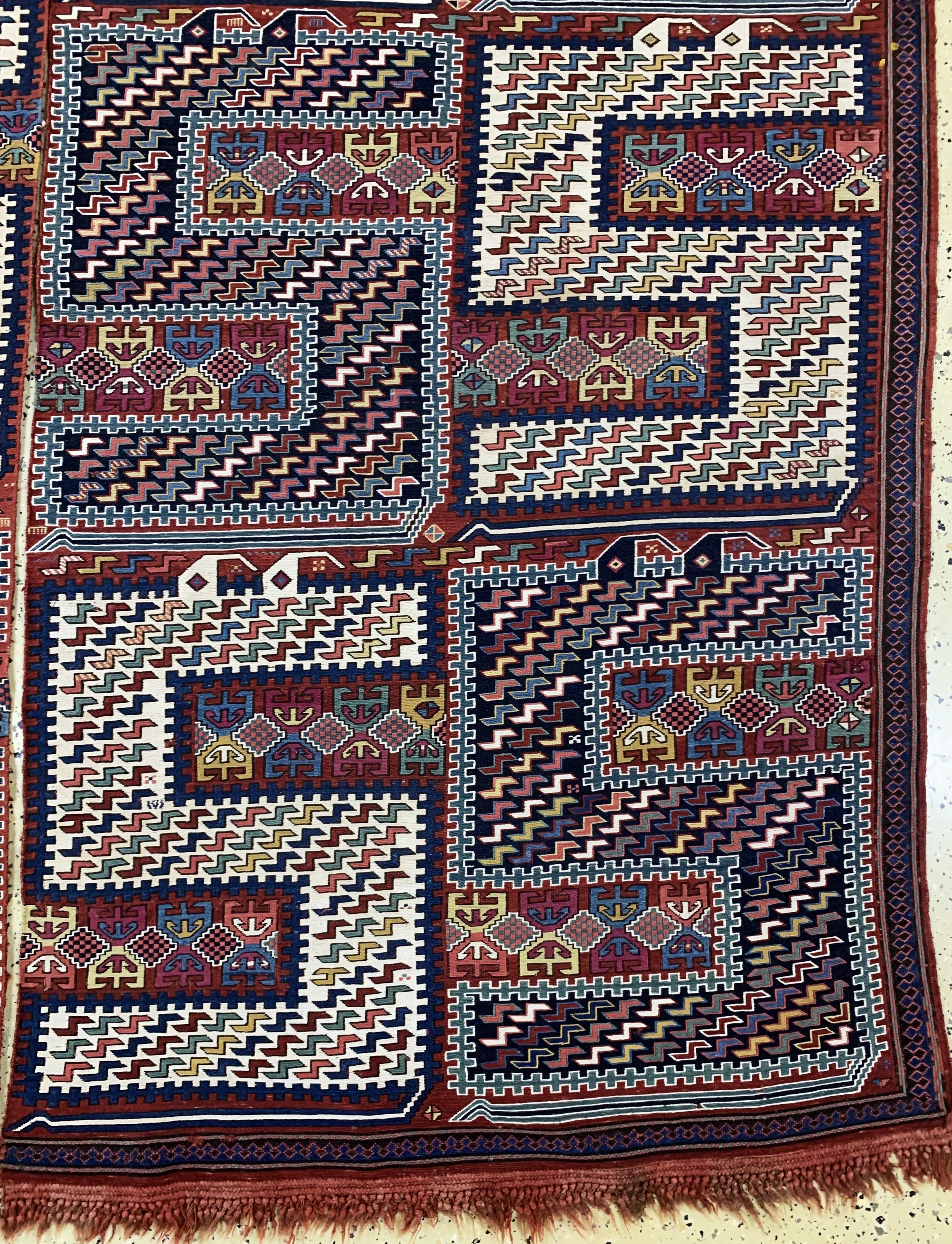 Detail a: Sileh-Sumakh"Drachenmuster", antik, Kaukasus, um 1900, Wolle auf Wolle, ca. 310 x 215 cm, in Zwei Bahnen, EHZ: 2(kleine geflickte Stellen).