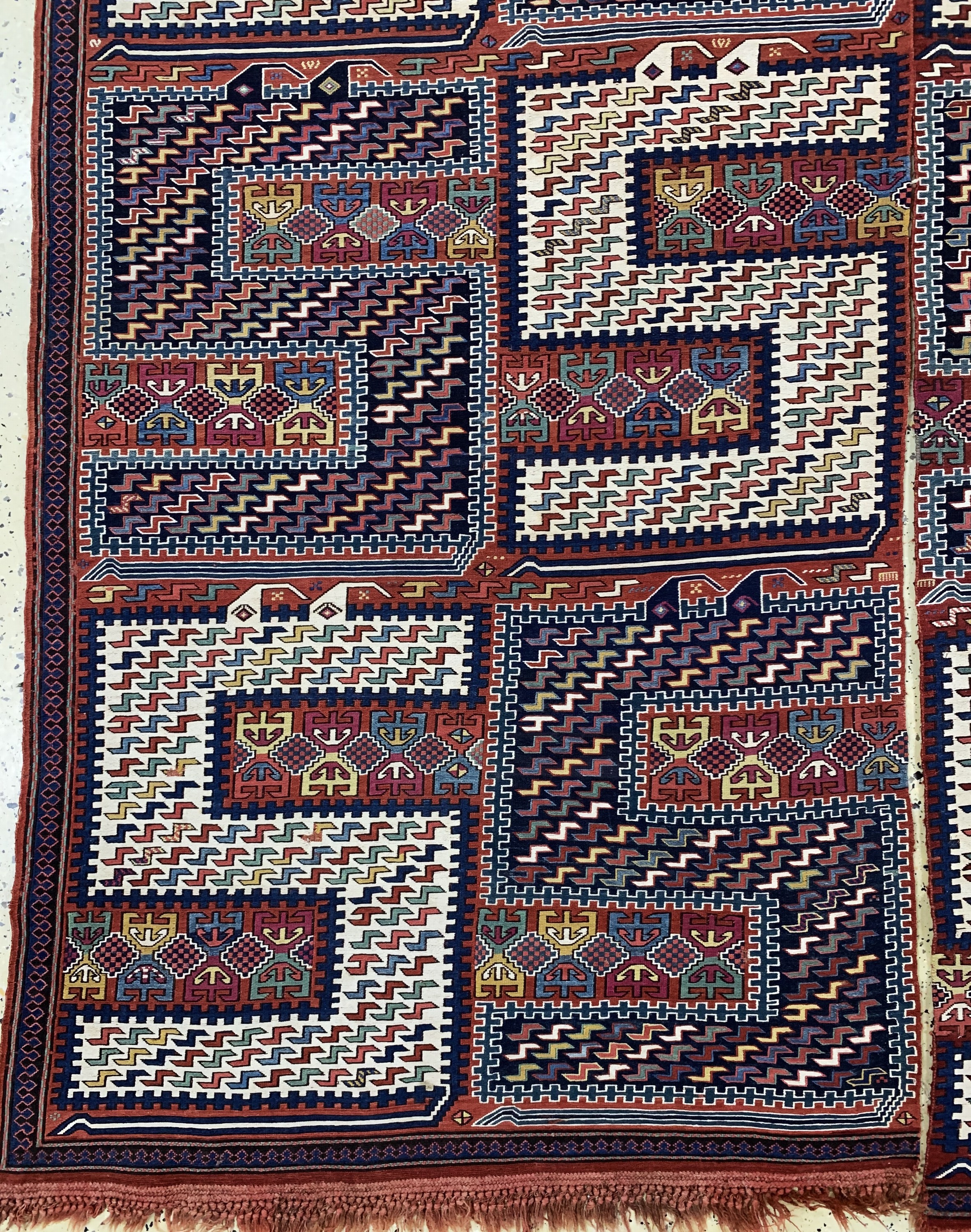 Detail b: Sileh-Sumakh"Drachenmuster", antik, Kaukasus, um 1900, Wolle auf Wolle, ca. 310 x 215 cm, in Zwei Bahnen, EHZ: 2(kleine geflickte Stellen).