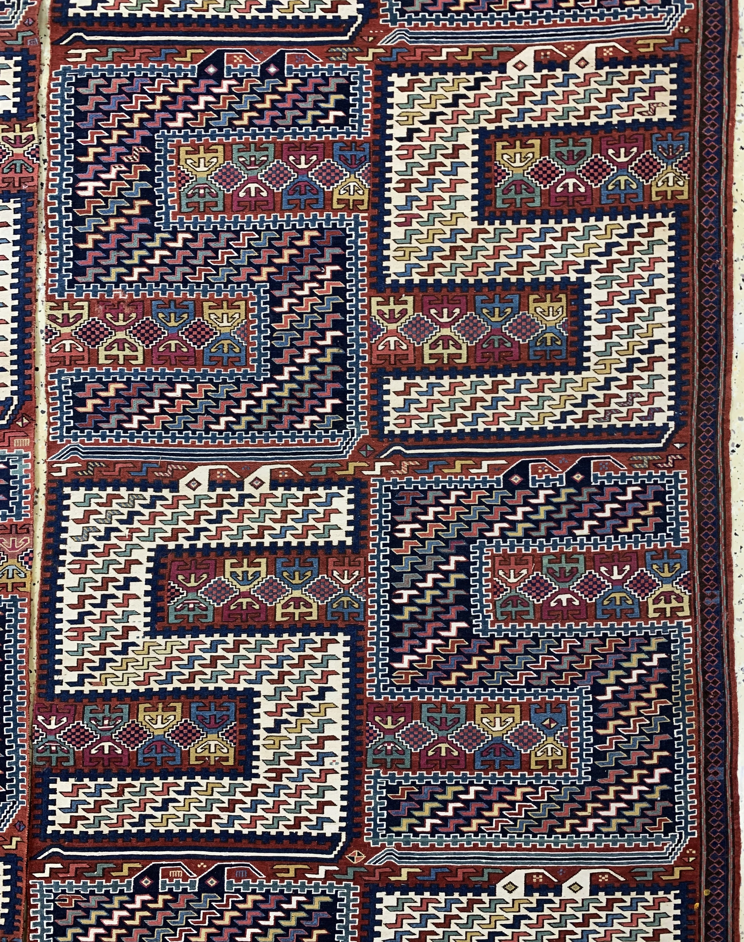 Detail c: Sileh-Sumakh"Drachenmuster", antik, Kaukasus, um 1900, Wolle auf Wolle, ca. 310 x 215 cm, in Zwei Bahnen, EHZ: 2(kleine geflickte Stellen).