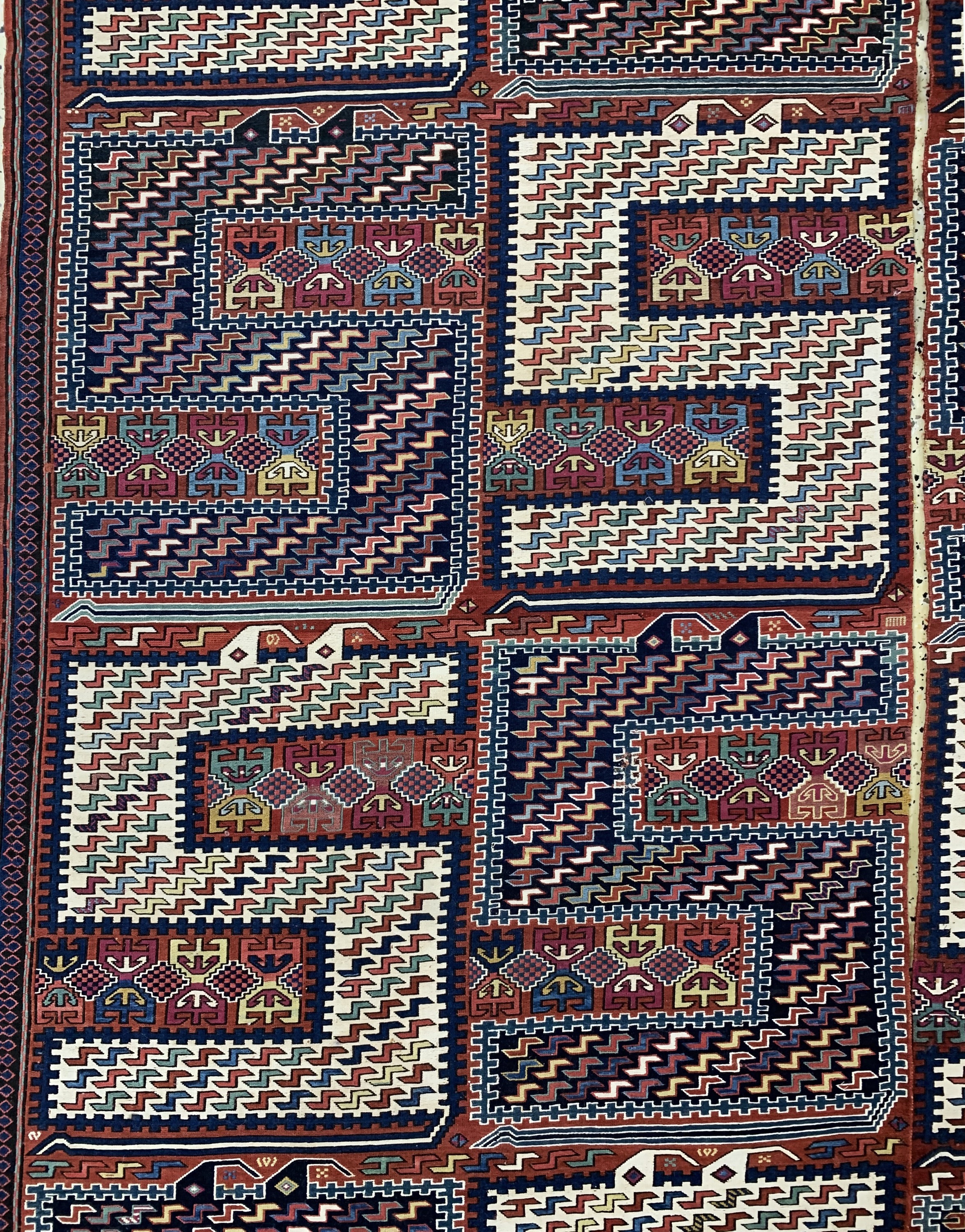 Detail d: Sileh-Sumakh"Drachenmuster", antik, Kaukasus, um 1900, Wolle auf Wolle, ca. 310 x 215 cm, in Zwei Bahnen, EHZ: 2(kleine geflickte Stellen).