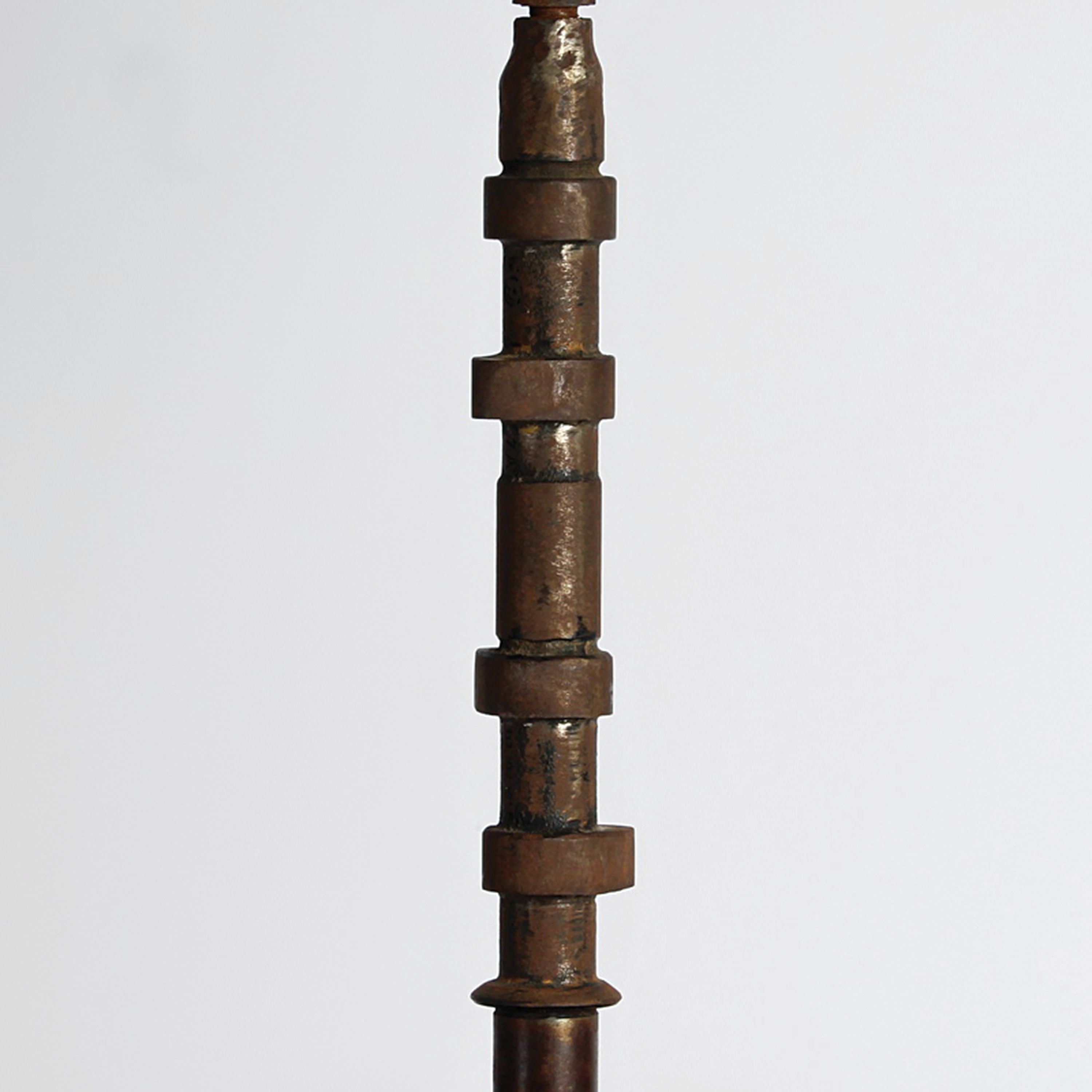 Detail b: Feliciano Bejar Ruiz, 1920 Michoacan-2007 Mexiko-Stadt, mixed-media-Skulptur, "Custodia", datiert 1989, Eisenfuß aus alten Fahrzeugteilen ...