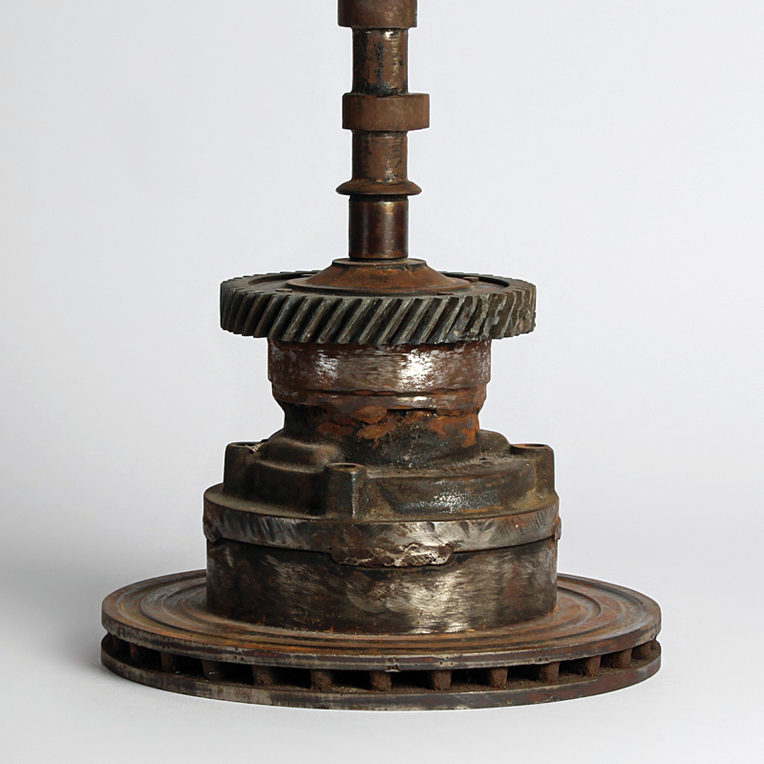 Detail c: Feliciano Bejar Ruiz, 1920 Michoacan-2007 Mexiko-Stadt, mixed-media-Skulptur, "Custodia", datiert 1989, Eisenfuß aus alten Fahrzeugteilen ...