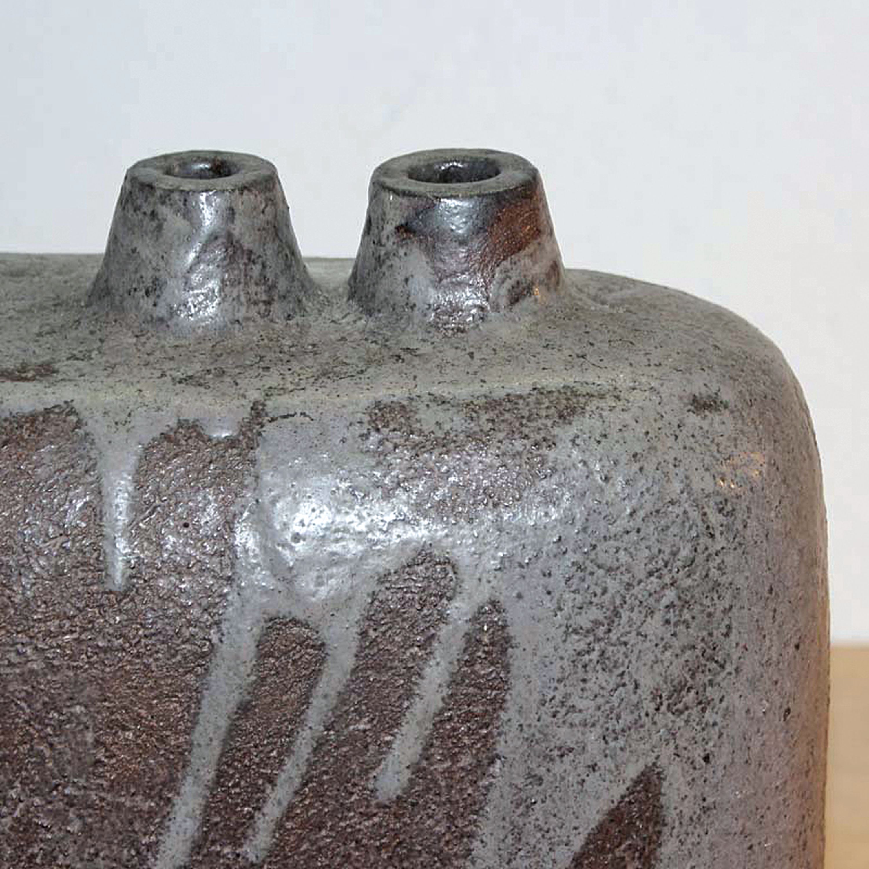 Detail a: Großes Vasenobjekt, Annegret Knippel-Täschner (geb. 1944), Steinzeug, graue Laufglasur, rechteckig-gerundeter Korpus, 3 trichterförmige Hälse, ...