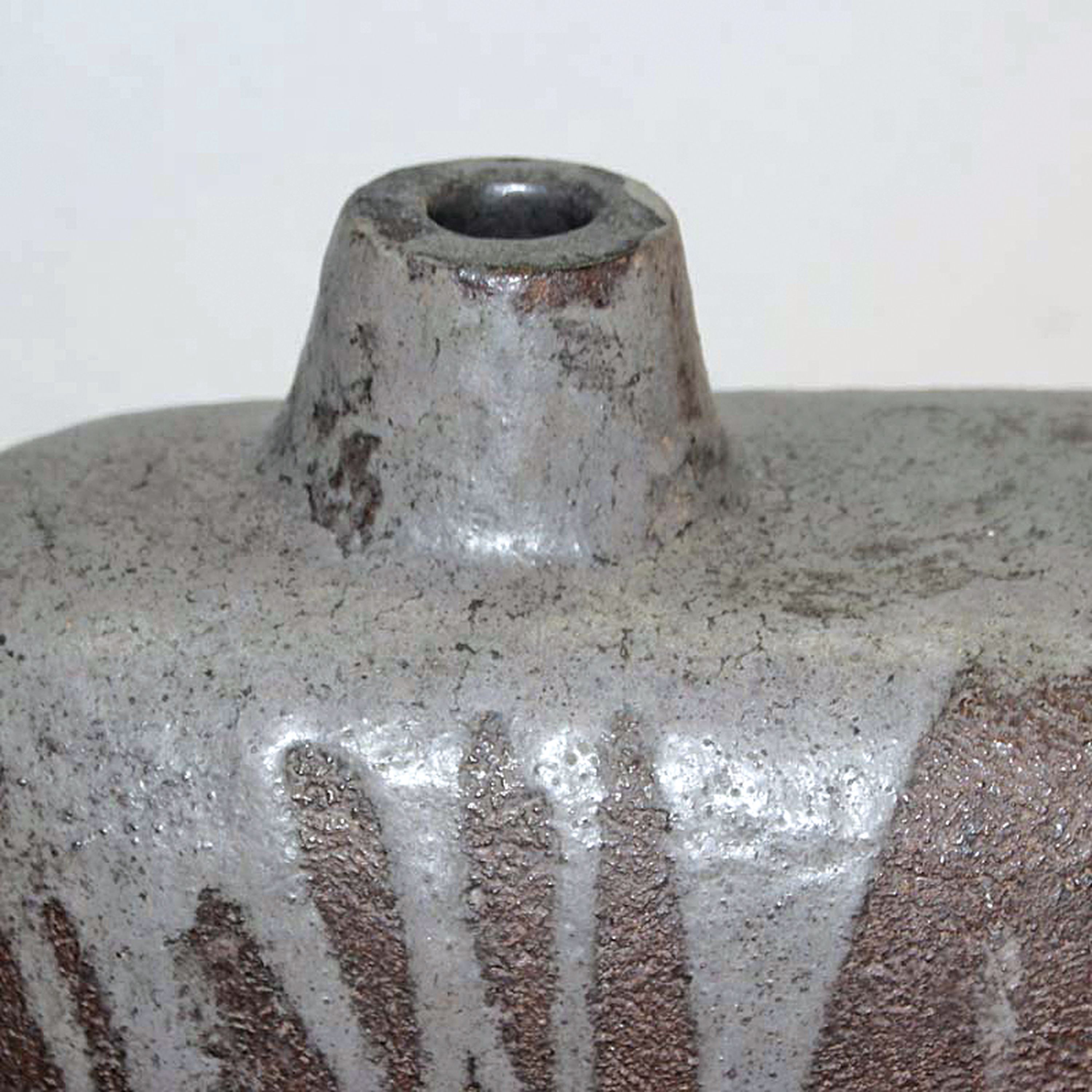 Detail b: Großes Vasenobjekt, Annegret Knippel-Täschner (geb. 1944), Steinzeug, graue Laufglasur, rechteckig-gerundeter Korpus, 3 trichterförmige Hälse, ...