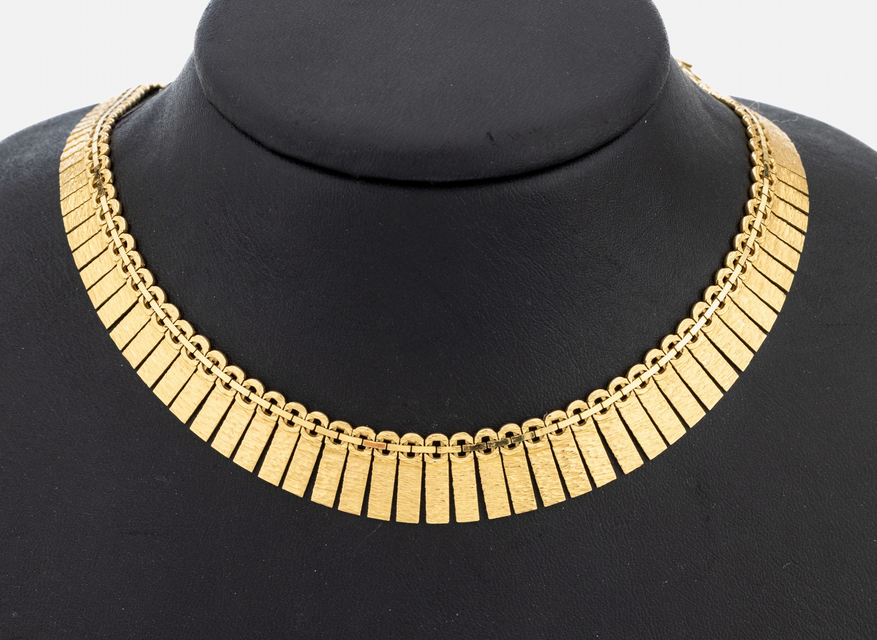 18 kt Gold Collier, GG 750/000, ca. 36.6 g,L. ca. 38 cm, verlaufend, Kastenschloß mit Sicherheitsacht