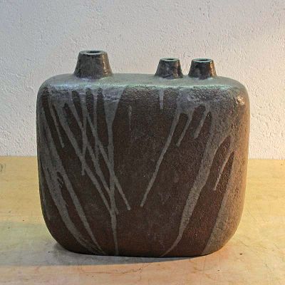 Großes Vasenobjekt, Annegret Knippel-Täschner (geb. 1944), Steinzeug, graue Laufglasur, rechteckig-gerundeter Korpus, 3 trichterförmige Hälse, ...