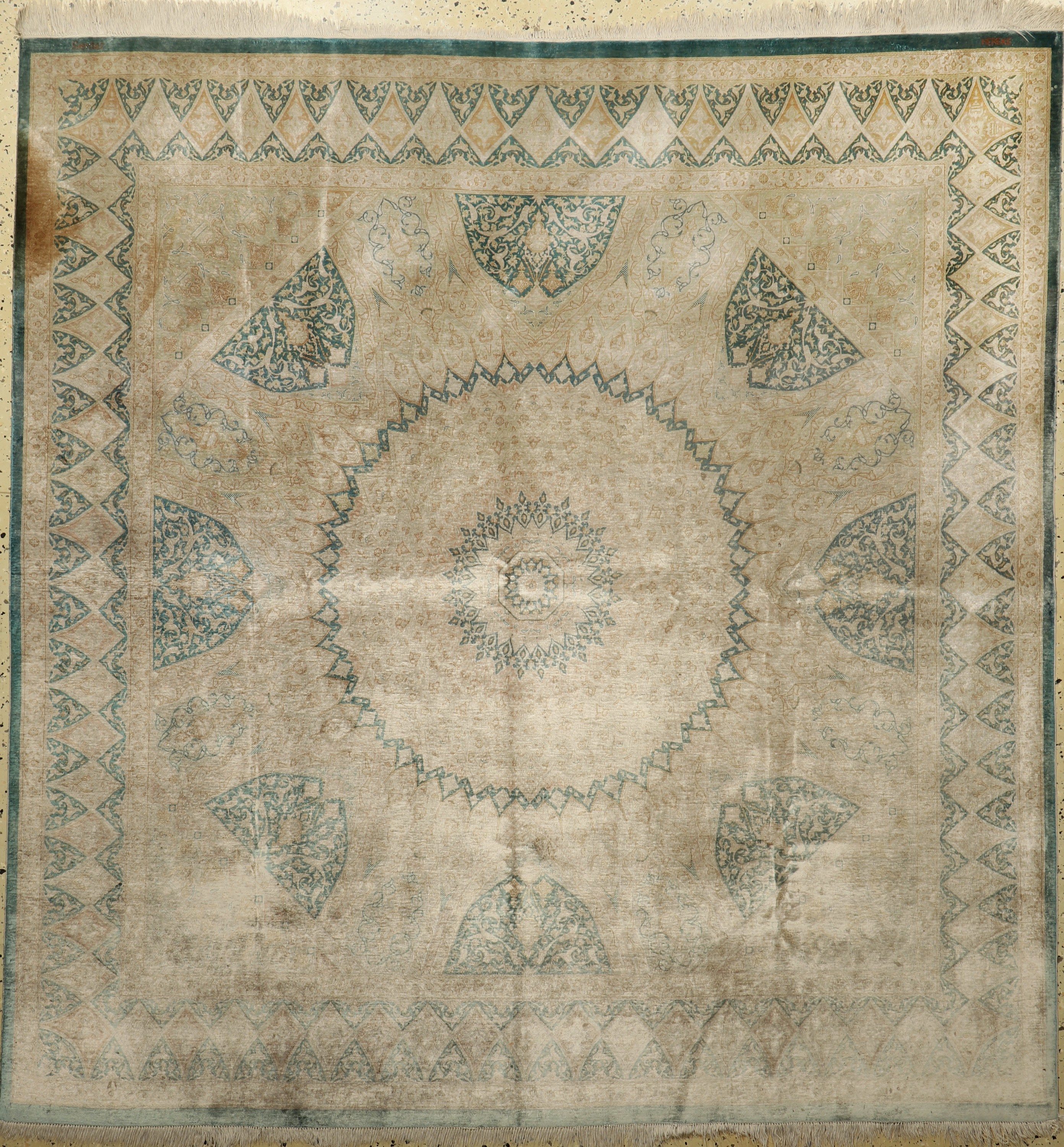 Ghom Seide fein, Persien, Mitte 20.Jhd., reine Naturseide, ca. 196 x 190 cm, ca. 1,0 Mio. Kn/qm, EHZ: 2, Flecken, verblasst
