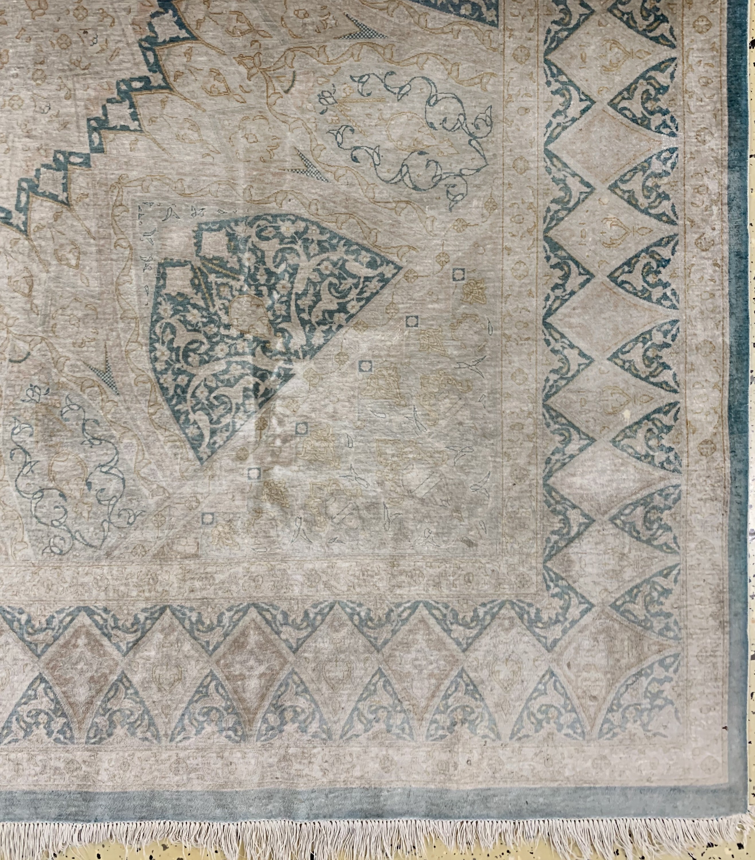Detail a: Ghom Seide fein, Persien, Mitte 20.Jhd., reine Naturseide, ca. 196 x 190 cm, ca. 1,0 Mio. Kn/qm, EHZ: 2, Flecken, verblasst