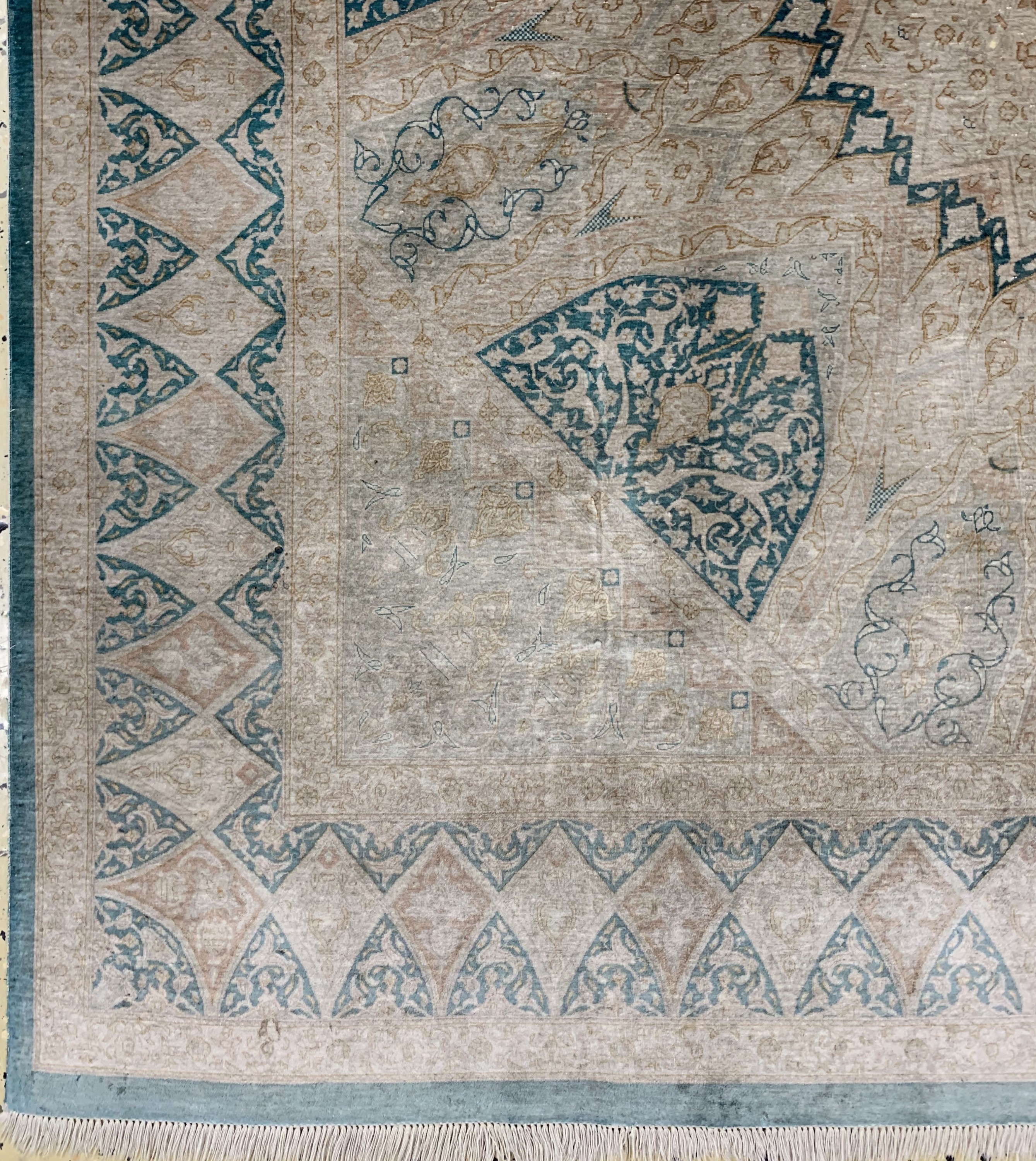 Detail b: Ghom Seide fein, Persien, Mitte 20.Jhd., reine Naturseide, ca. 196 x 190 cm, ca. 1,0 Mio. Kn/qm, EHZ: 2, Flecken, verblasst
