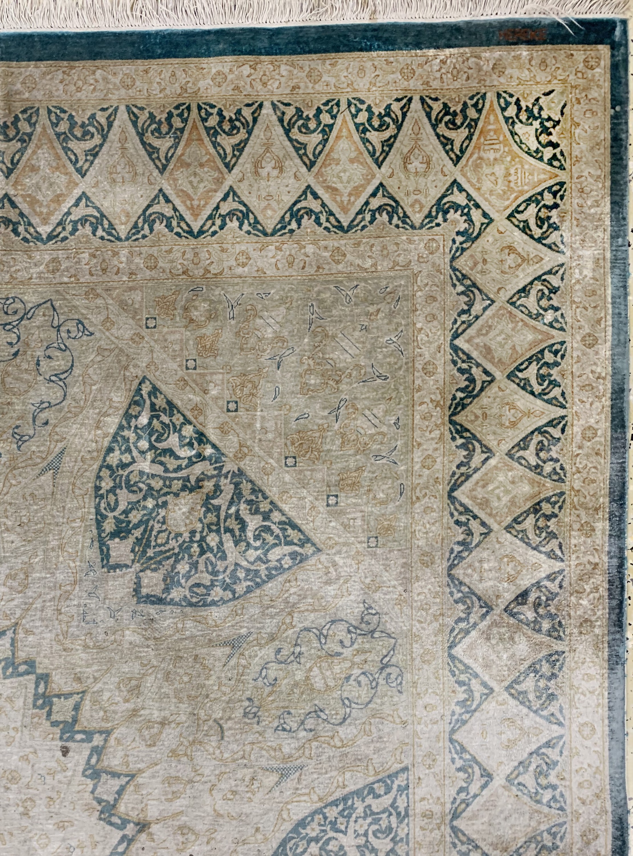 Detail e: Ghom Seide fein, Persien, Mitte 20.Jhd., reine Naturseide, ca. 196 x 190 cm, ca. 1,0 Mio. Kn/qm, EHZ: 2, Flecken, verblasst