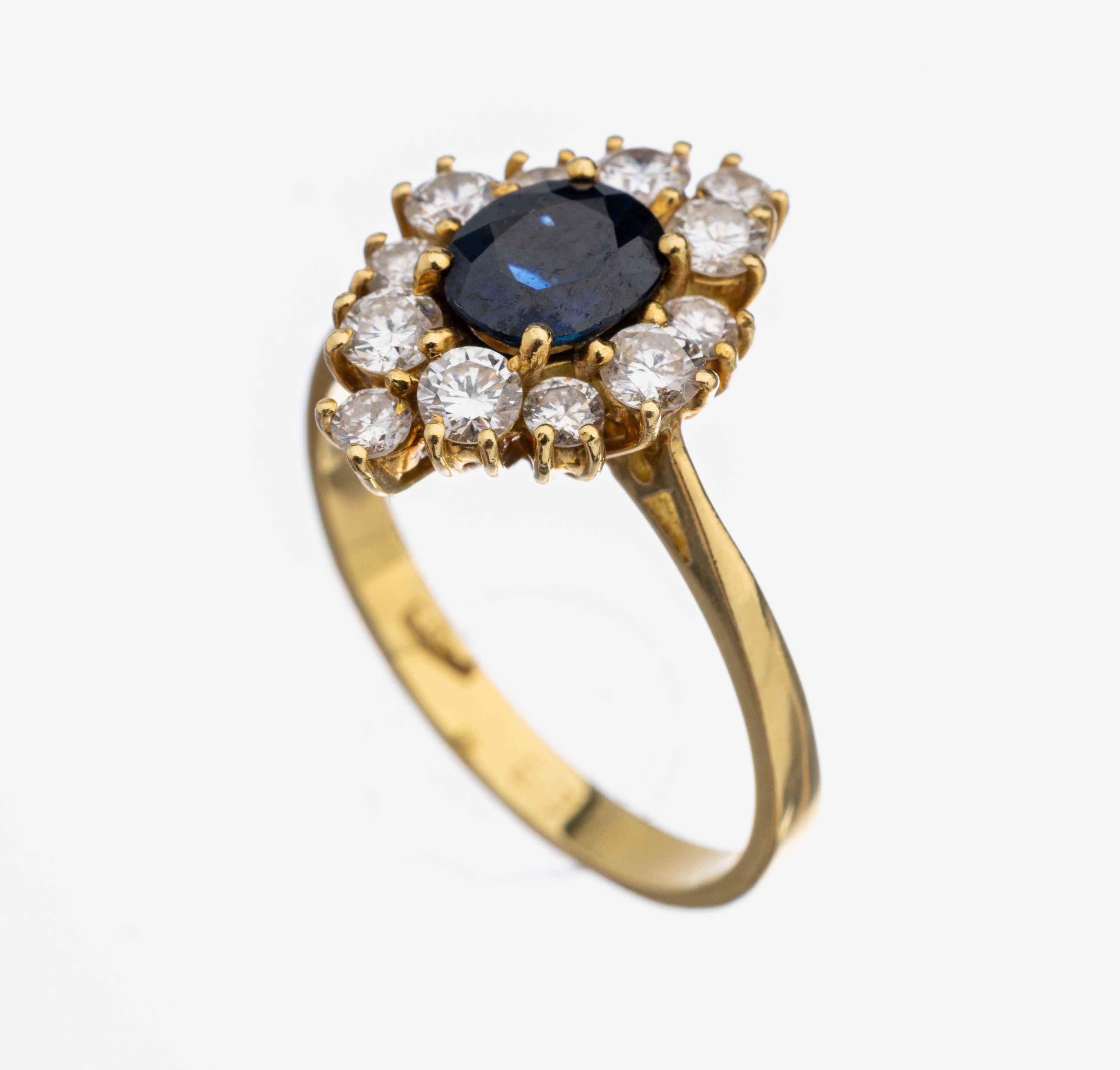 18 kt Gold Saphir-Brillant-Ring, GG 750/000, ovalfacett. Saphir ca. 1.0 ct, 12 Brillanten zus. ca. 0.90 ct Weiß/si, RW 57, ca. 4.2 g