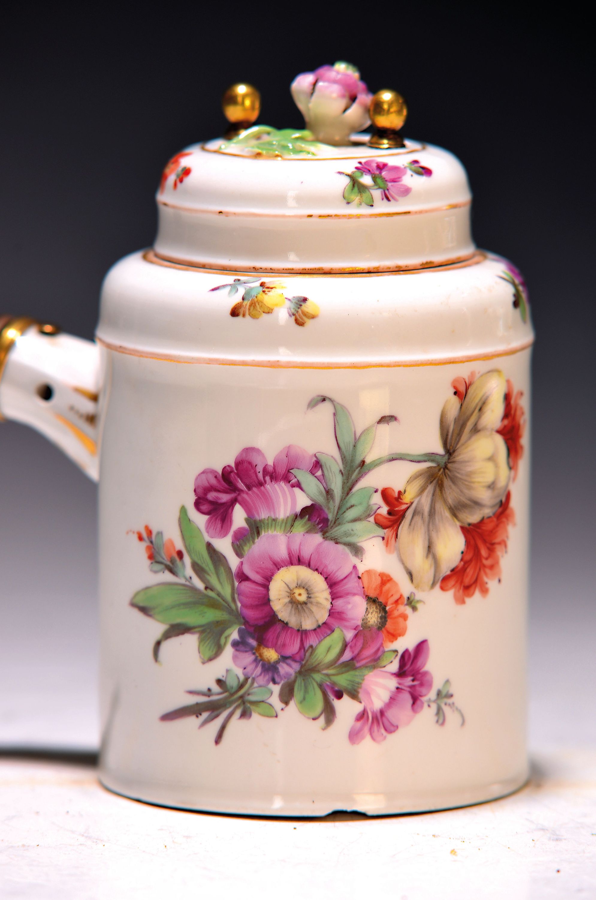 Detail a: Schokoladenkännchen, deutsch, Anfang 19. Jh., Porzellan, bunte Blumenmalerei, Goldränder, am unteren Rand min. best., Griff Holz, ca. 10.5cm