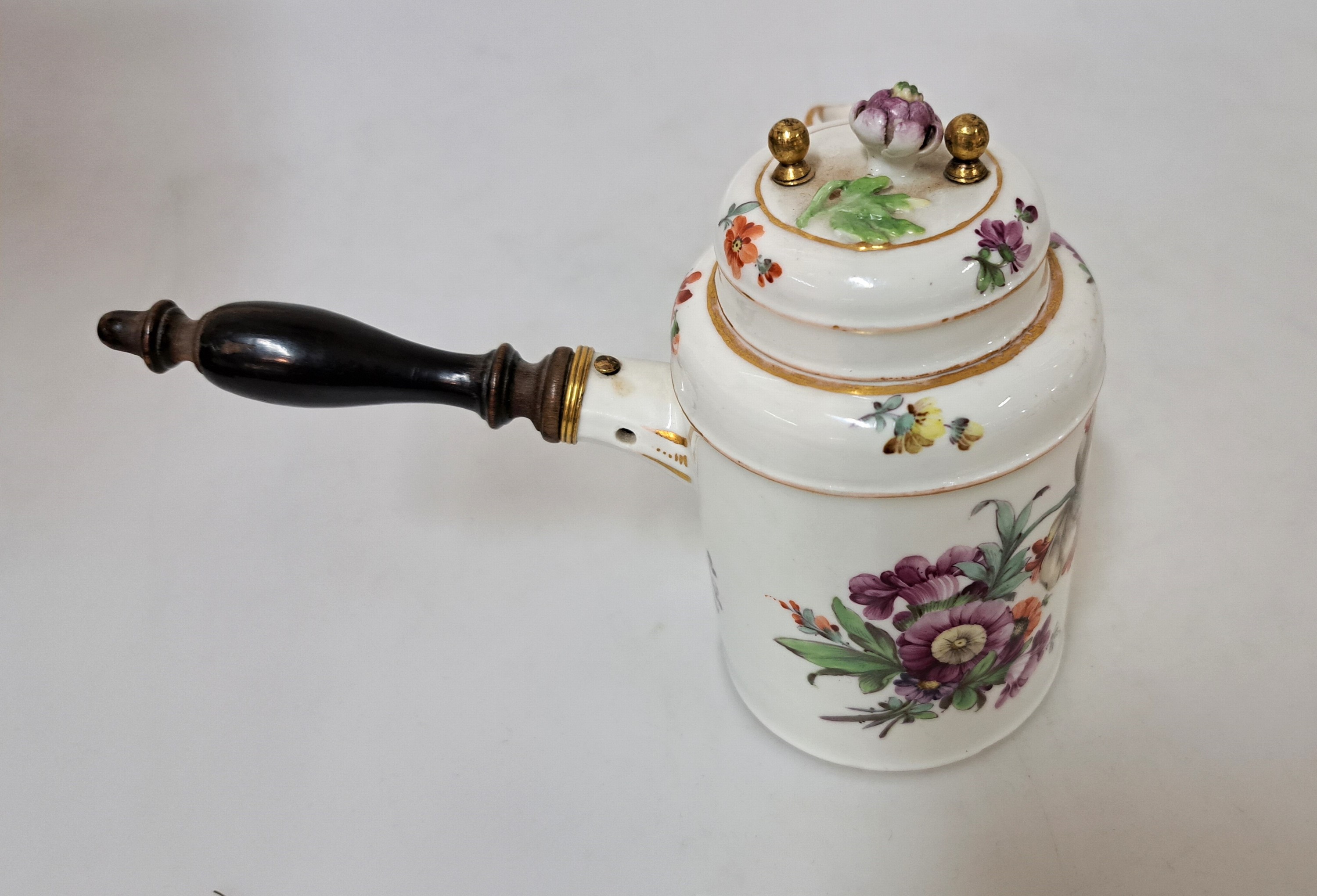 Detail d: Schokoladenkännchen, deutsch, Anfang 19. Jh., Porzellan, bunte Blumenmalerei, Goldränder, am unteren Rand min. best., Griff Holz, ca. 10.5cm