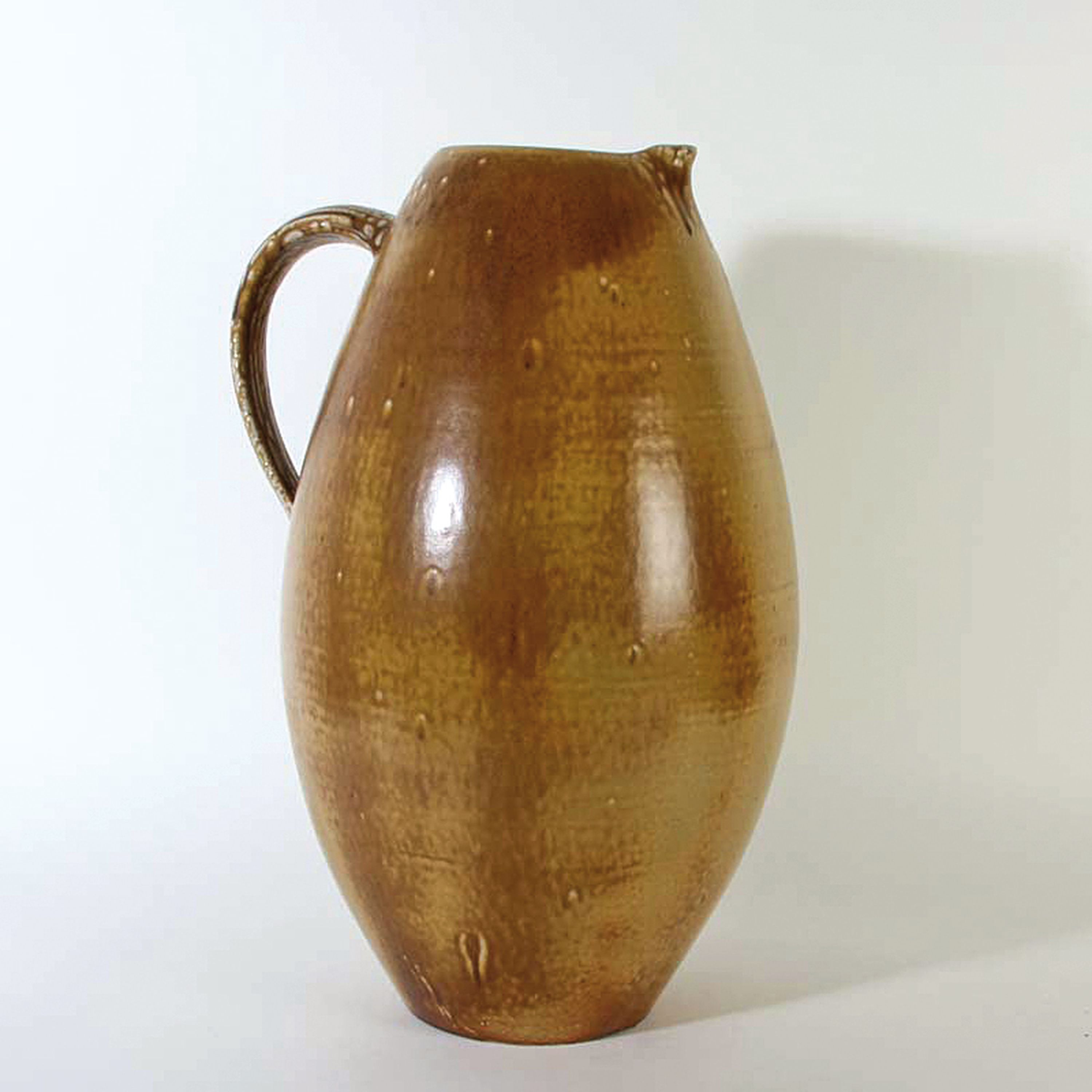 Großer Henkelkrug, Hildegard Storr-Britz (1915-1982), Steingut, Glasur in Kasslerbraun, am Boden signiert, H. 51 cm