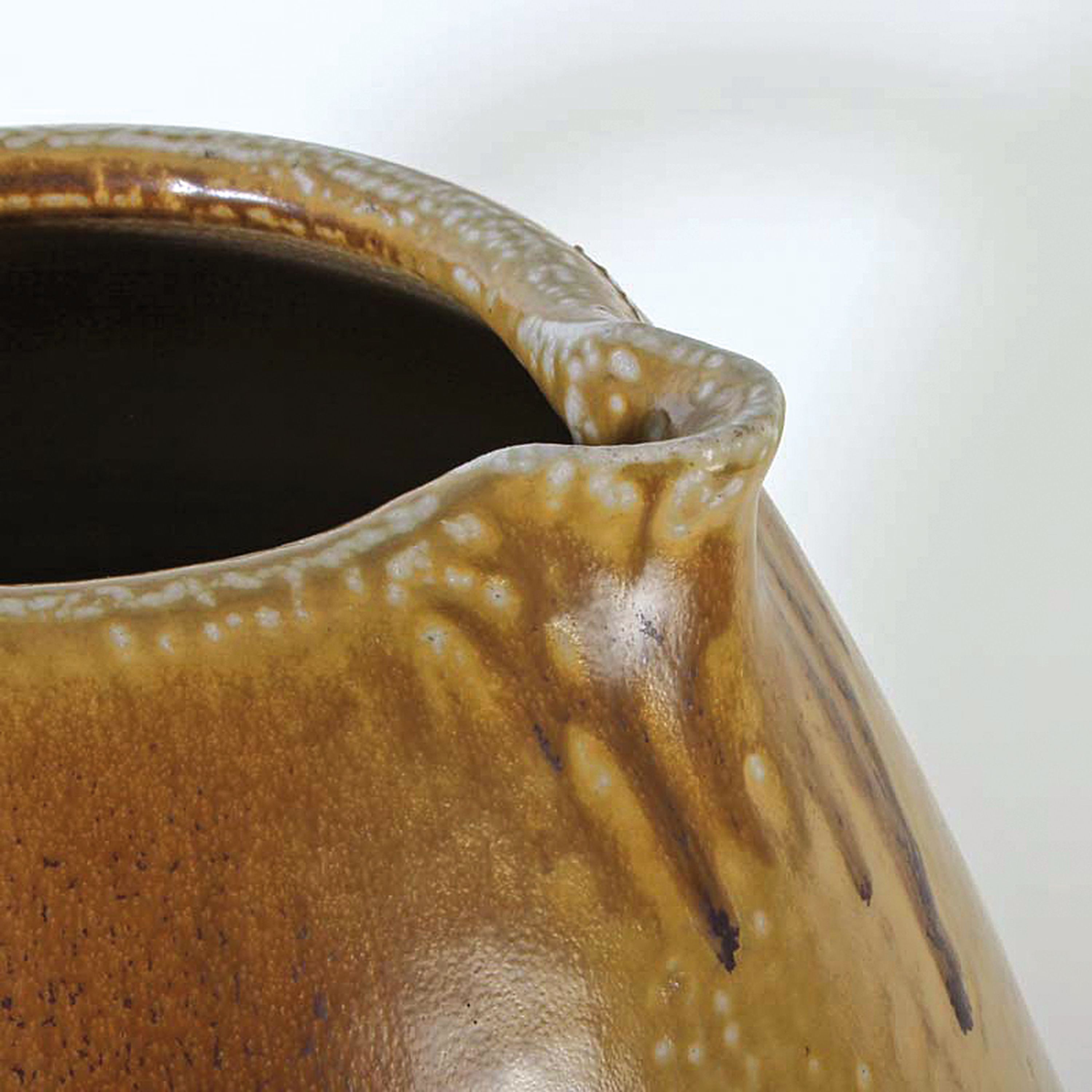 Detail a: Großer Henkelkrug, Hildegard Storr-Britz (1915-1982), Steingut, Glasur in Kasslerbraun, am Boden signiert, H. 51 cm