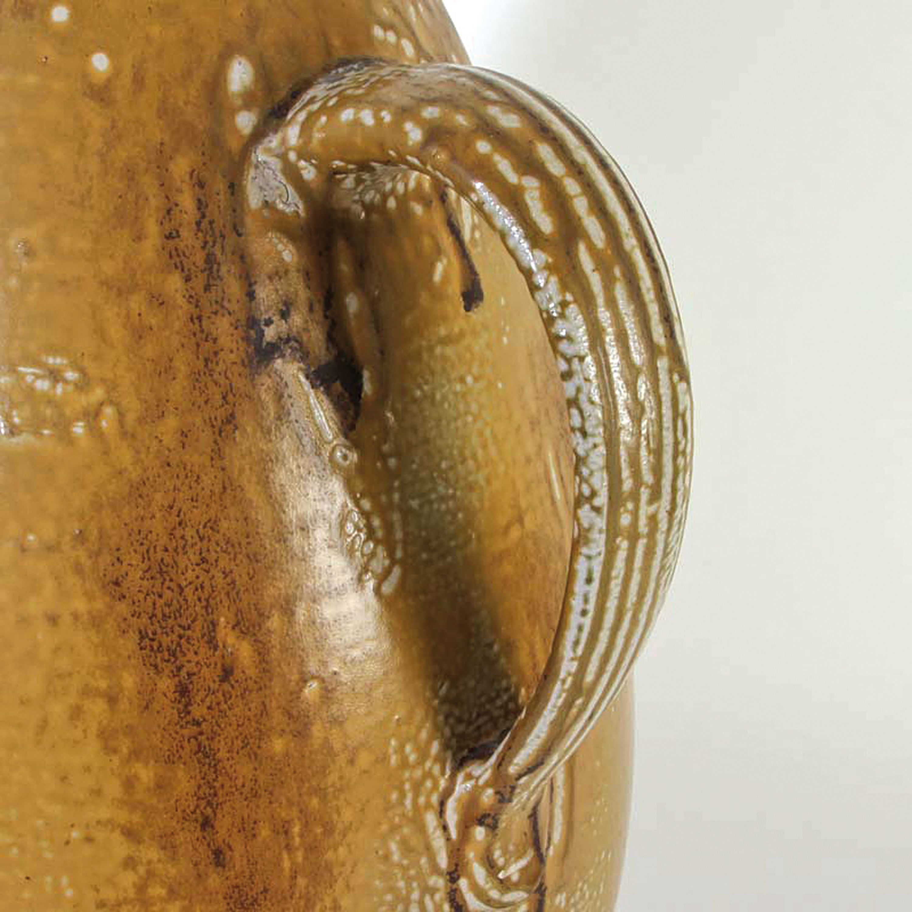 Detail c: Großer Henkelkrug, Hildegard Storr-Britz (1915-1982), Steingut, Glasur in Kasslerbraun, am Boden signiert, H. 51 cm