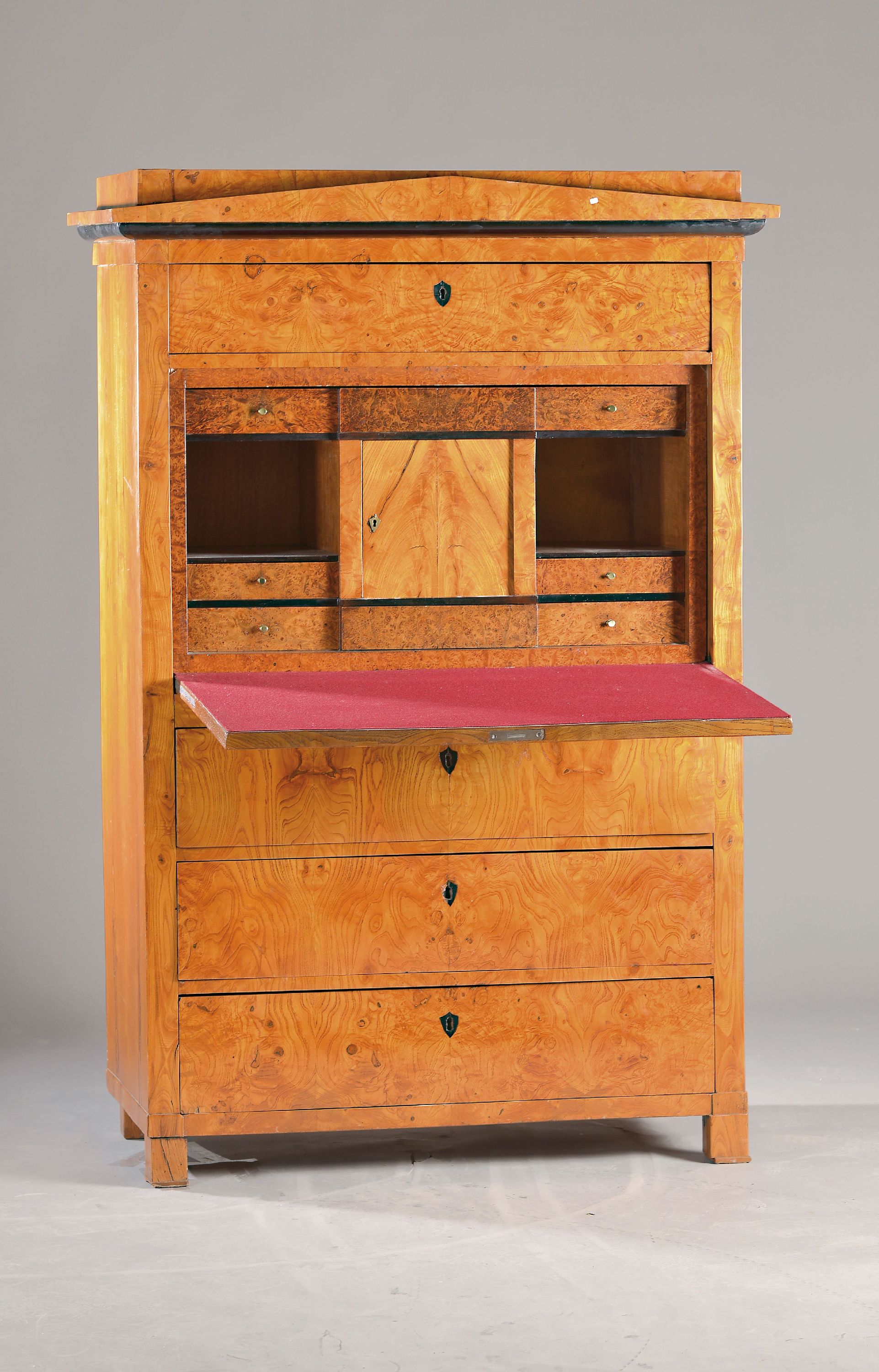 Standsekretär, Biedermeier, um 1830, Rüsterfurnier, z.T. Wurzelfurnier, angedeutetes Giebeldach, 4 Schubladen, hinter Schrägklappe ...