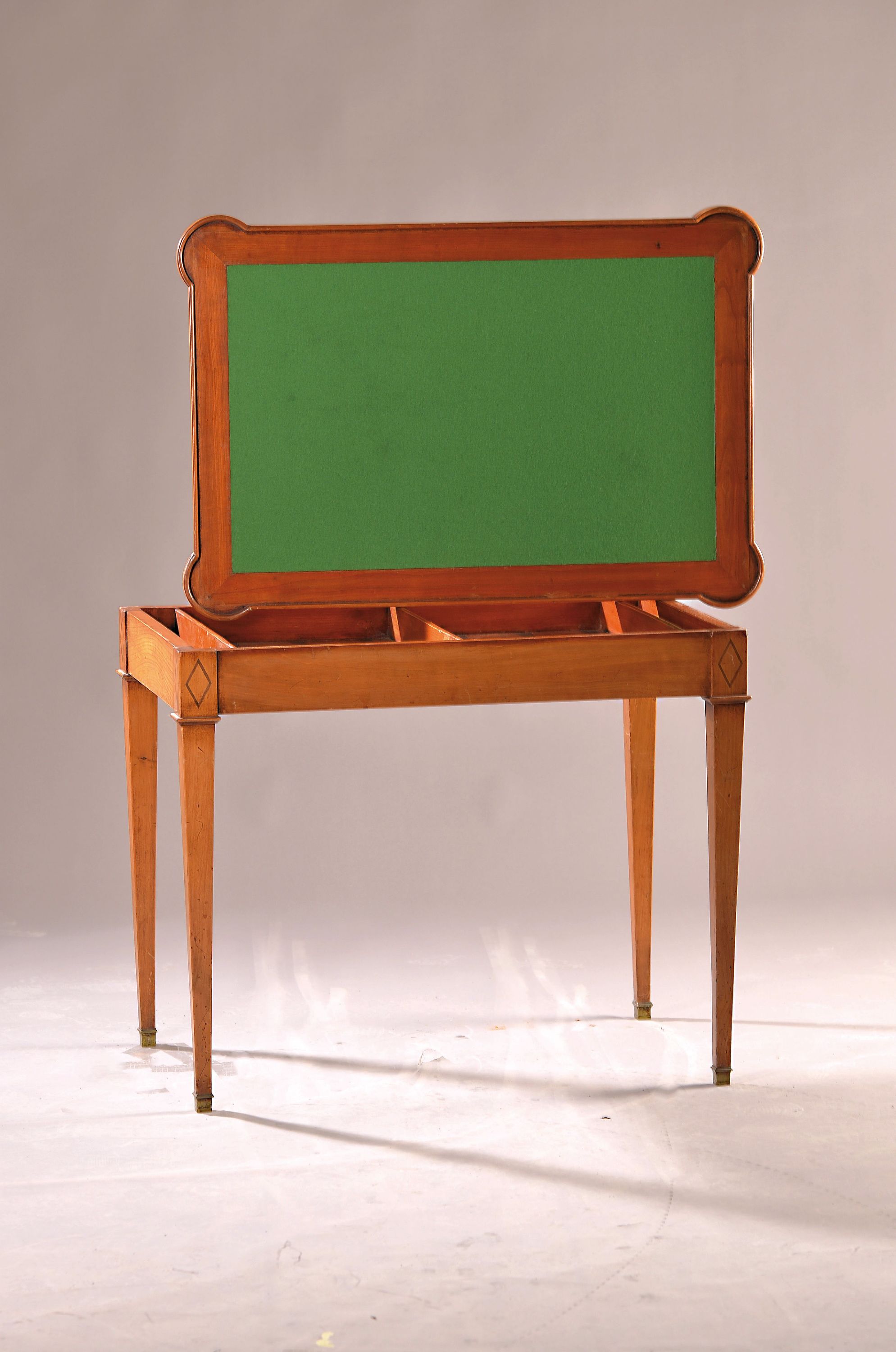 Detail a: Wandelbarer Spieltisch, um 1830, Kirschbaum abnehmbare Tischplatte, aufseitig mit Schach- u. Dame-Spielbrett, unterseitig mit Kartenspielfläche aus ...
