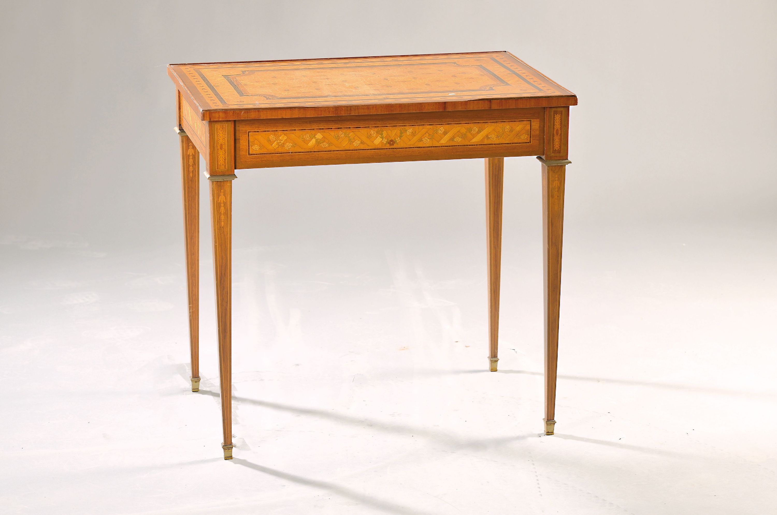 Zierliches Beistelltischchen, Paris, gestempelt "PF MIZET", 19.Jh., elegantes mit verschiedenen, z.T. gefärbten Edelhölzern ...