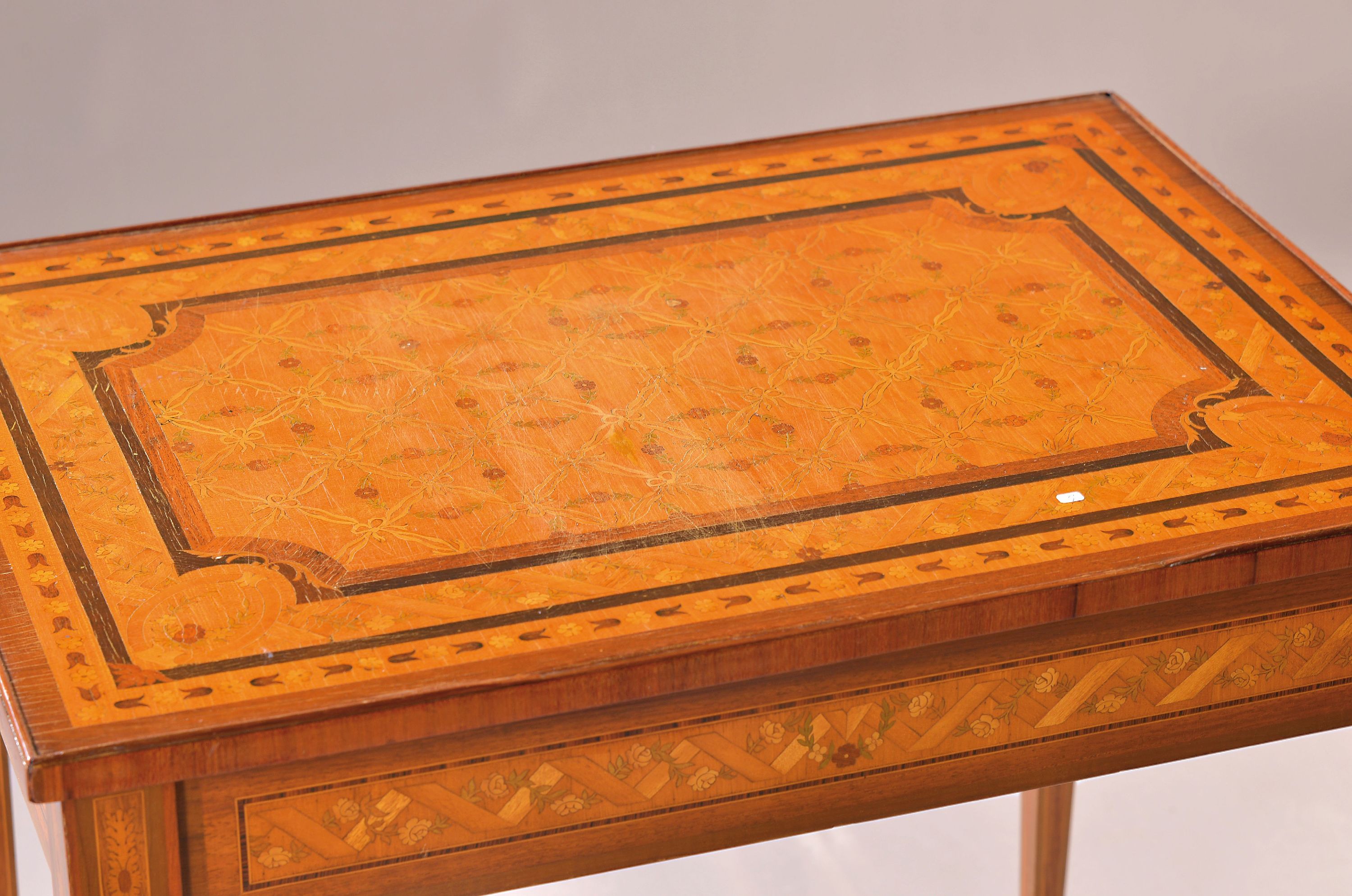 Detail a: Zierliches Beistelltischchen, Paris, gestempelt "PF MIZET", 19.Jh., elegantes mit verschiedenen, z.T. gefärbten Edelhölzern ...