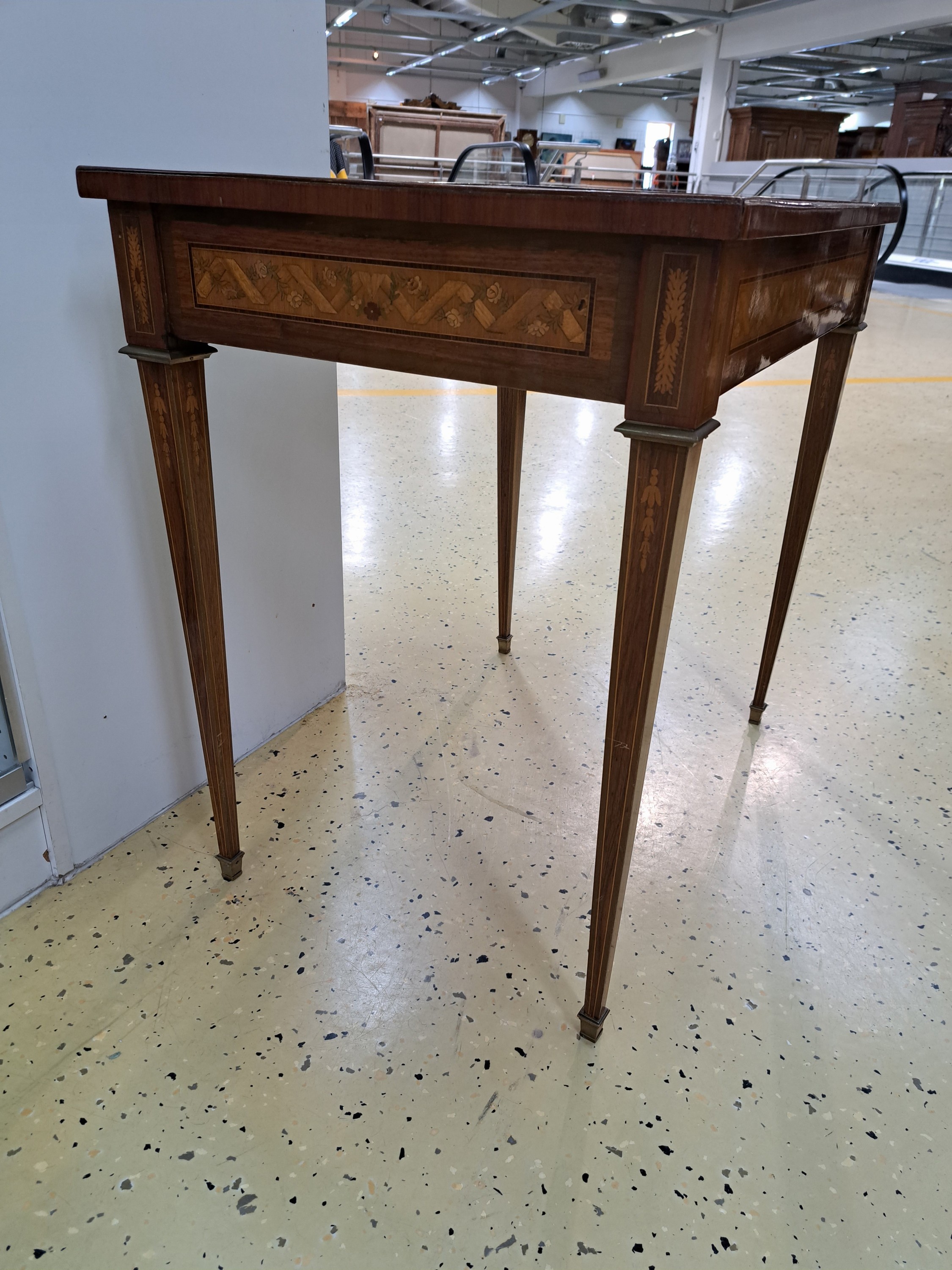 Detail d: Zierliches Beistelltischchen, Paris, gestempelt "PF MIZET", 19.Jh., elegantes mit verschiedenen, z.T. gefärbten Edelhölzern ...