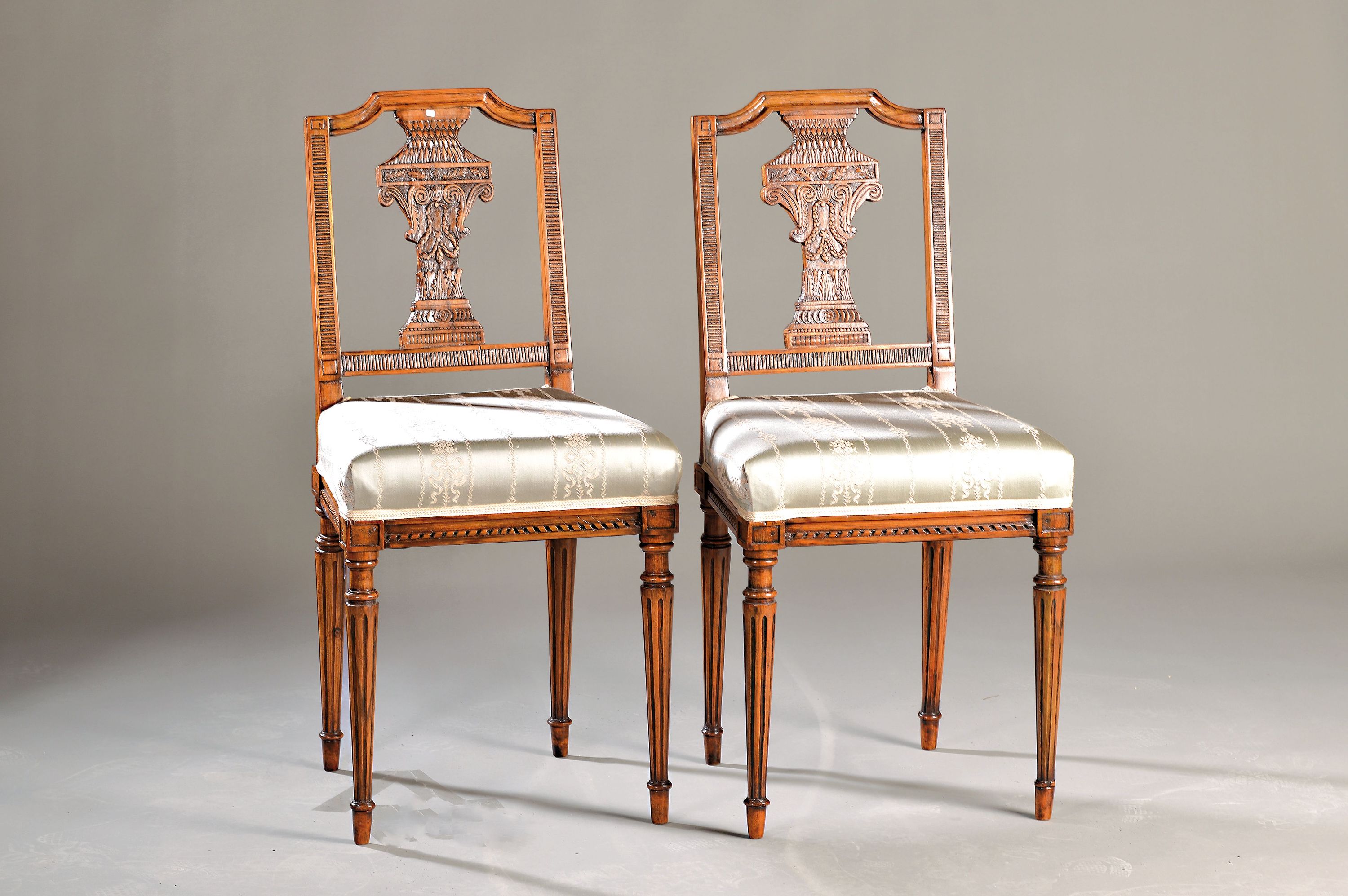 Paar Stühle, Dresden, klassizistisch, um 1770 , Nußbaum massiv, Sitz gepolstert und bezogen, Ein Stuhl l. fleckig, auf kannelierten Füßen, ...
