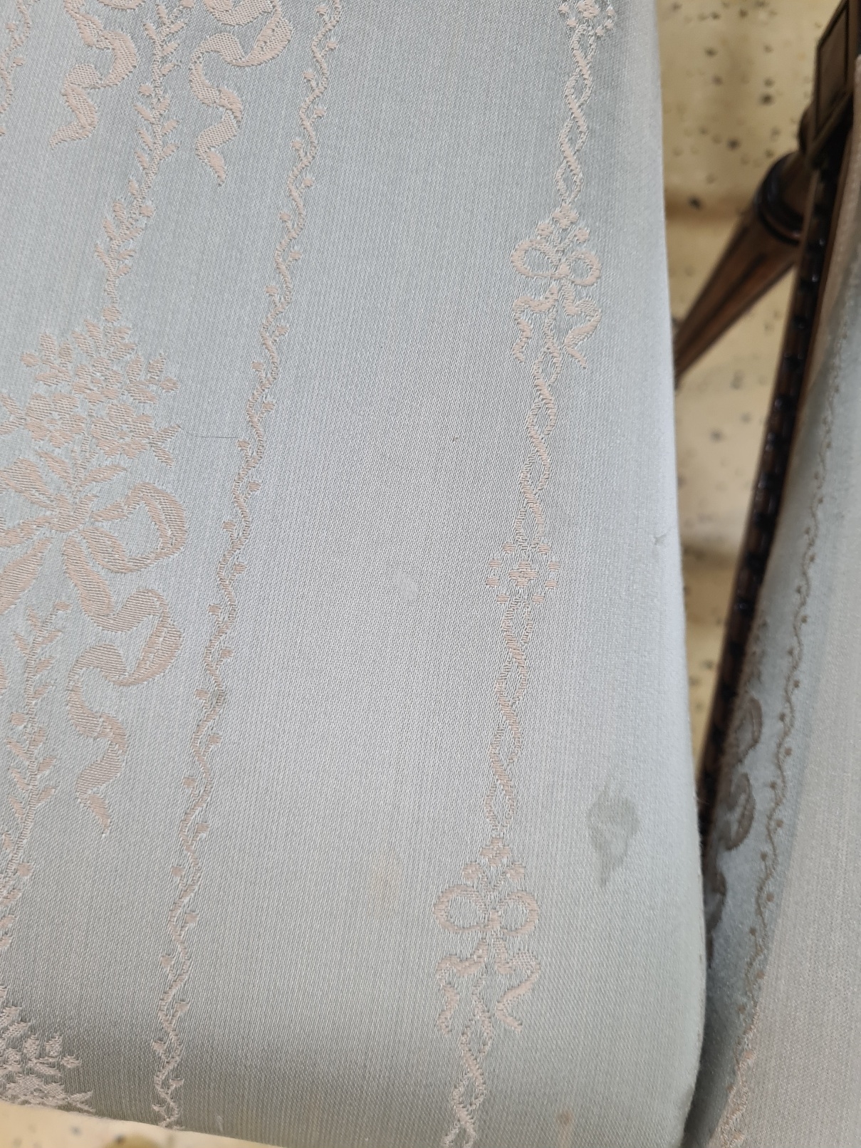 Detail a: Paar Stühle, Dresden, klassizistisch, um 1770 , Nußbaum massiv, Sitz gepolstert und bezogen, Ein Stuhl l. fleckig, auf kannelierten Füßen, ...
