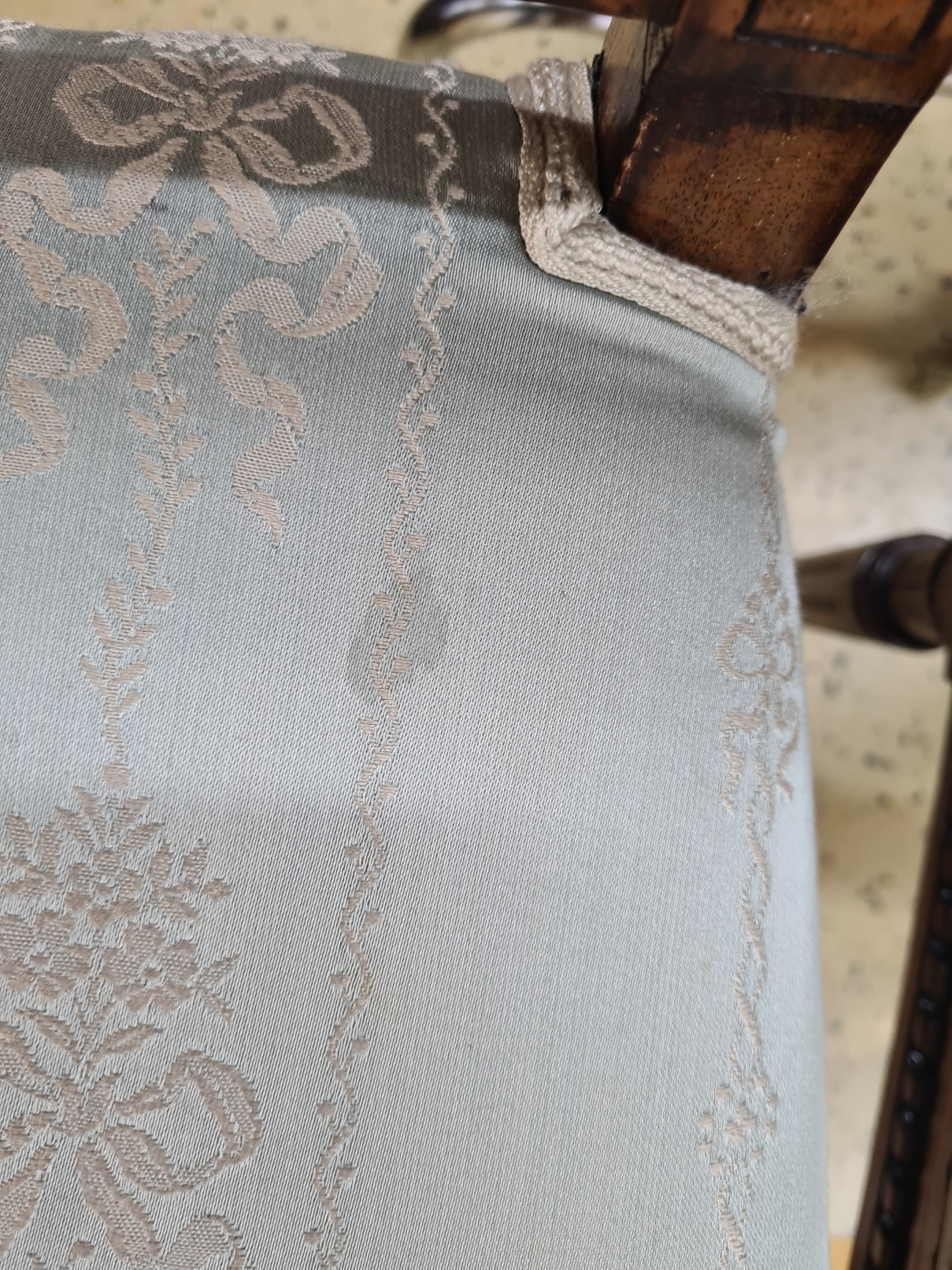 Detail b: Paar Stühle, Dresden, klassizistisch, um 1770 , Nußbaum massiv, Sitz gepolstert und bezogen, Ein Stuhl l. fleckig, auf kannelierten Füßen, ...