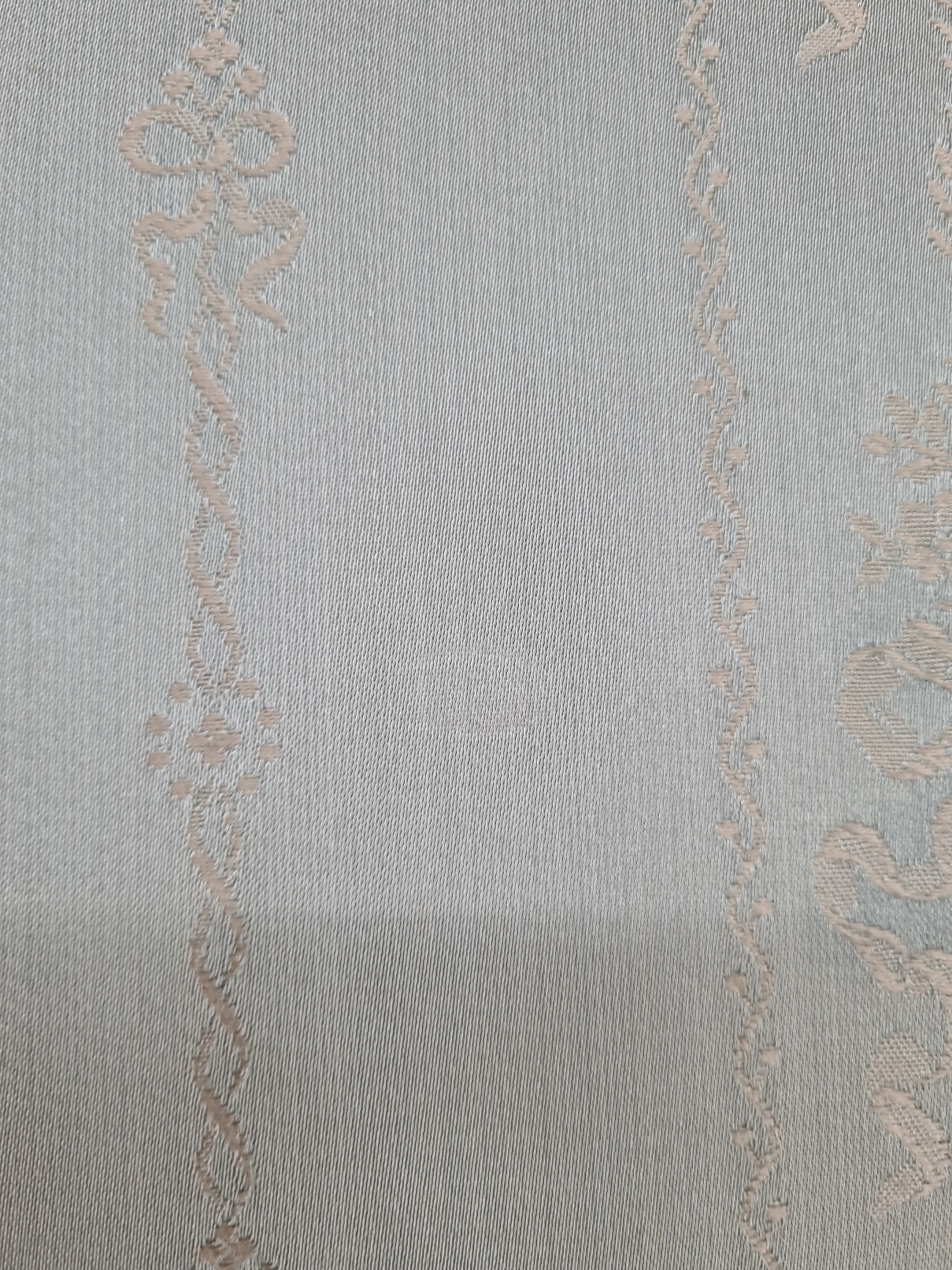 Detail c: Paar Stühle, Dresden, klassizistisch, um 1770 , Nußbaum massiv, Sitz gepolstert und bezogen, Ein Stuhl l. fleckig, auf kannelierten Füßen, ...