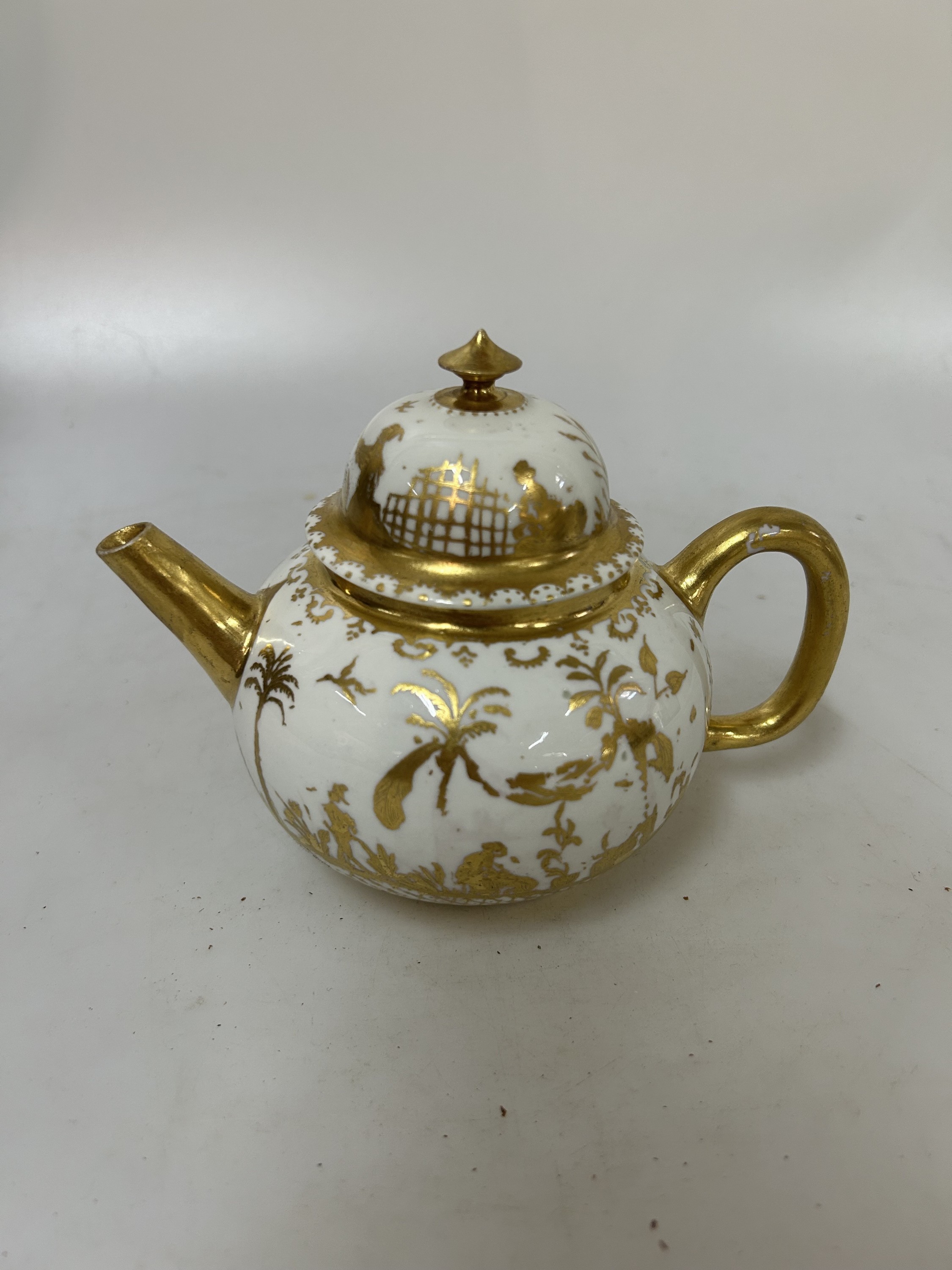 Detail a: Frühe Teekanne mit "Goldchinesen", Meissen, um 1725, Porzellan, sog. Böttgerporzellan, beidseitige Goldbemalung, wohl Bartholomäus ...