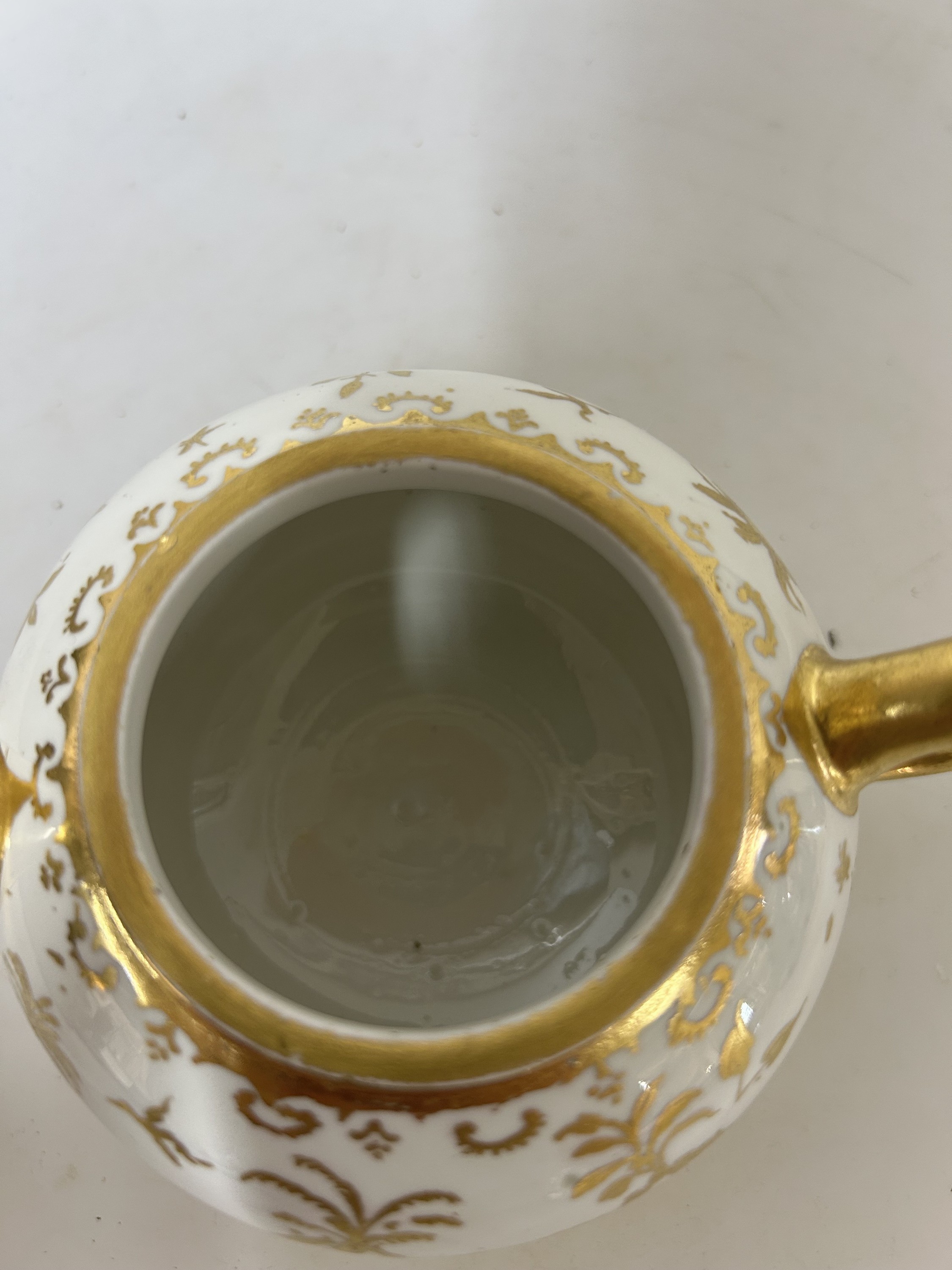 Detail b: Frühe Teekanne mit "Goldchinesen", Meissen, um 1725, Porzellan, sog. Böttgerporzellan, beidseitige Goldbemalung, wohl Bartholomäus ...