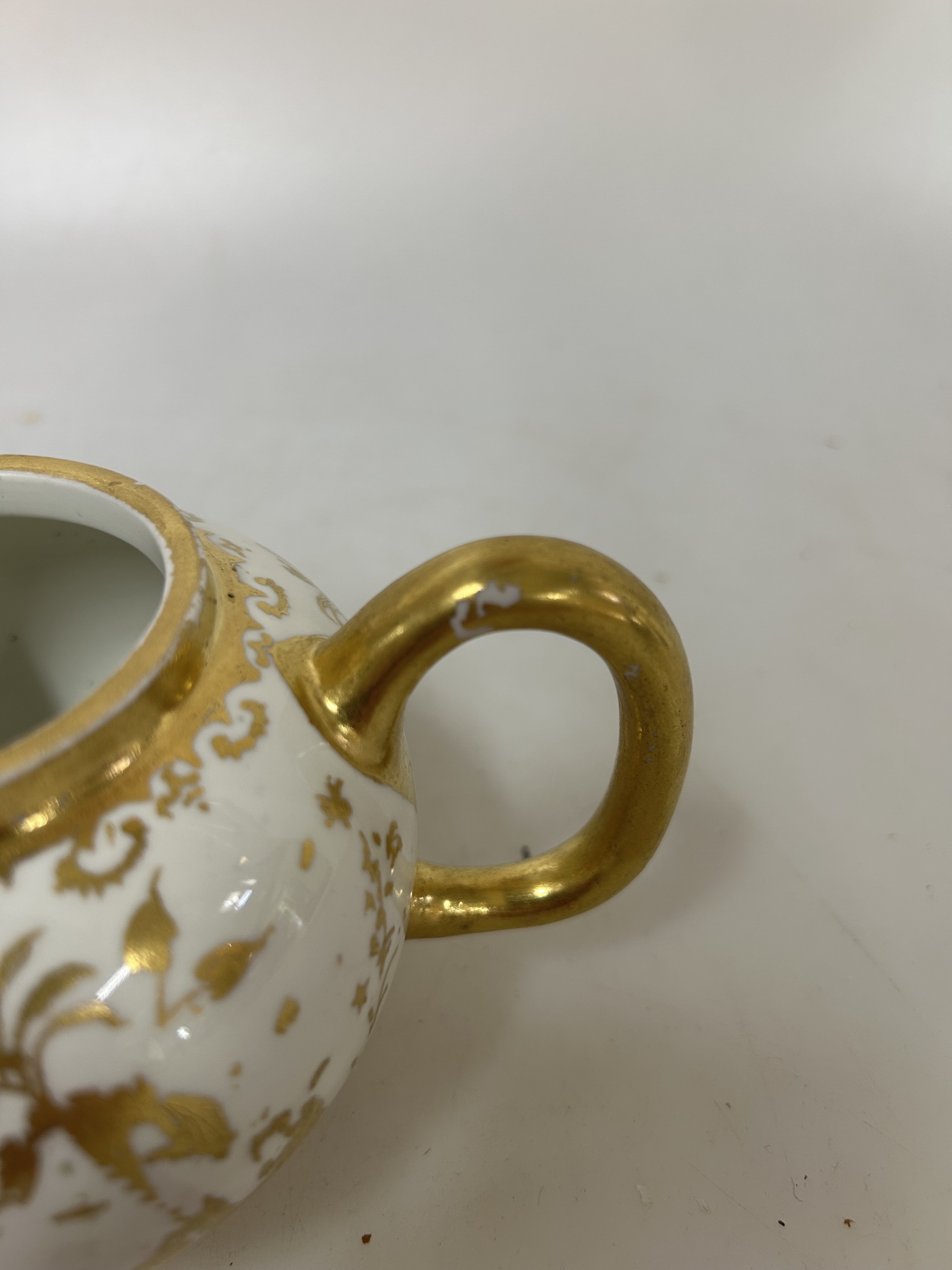 Detail c: Frühe Teekanne mit "Goldchinesen", Meissen, um 1725, Porzellan, sog. Böttgerporzellan, beidseitige Goldbemalung, wohl Bartholomäus ...