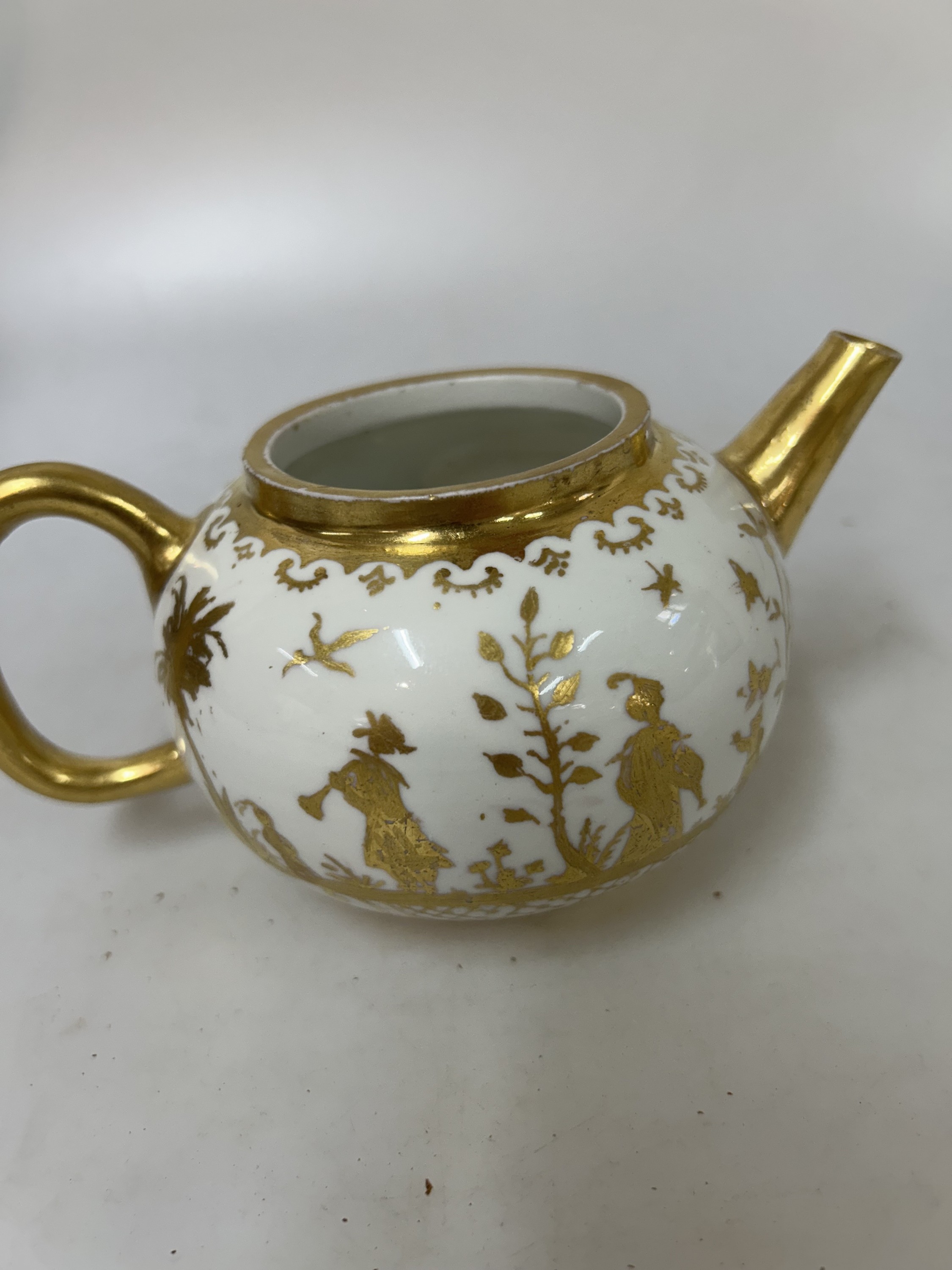 Detail d: Frühe Teekanne mit "Goldchinesen", Meissen, um 1725, Porzellan, sog. Böttgerporzellan, beidseitige Goldbemalung, wohl Bartholomäus ...