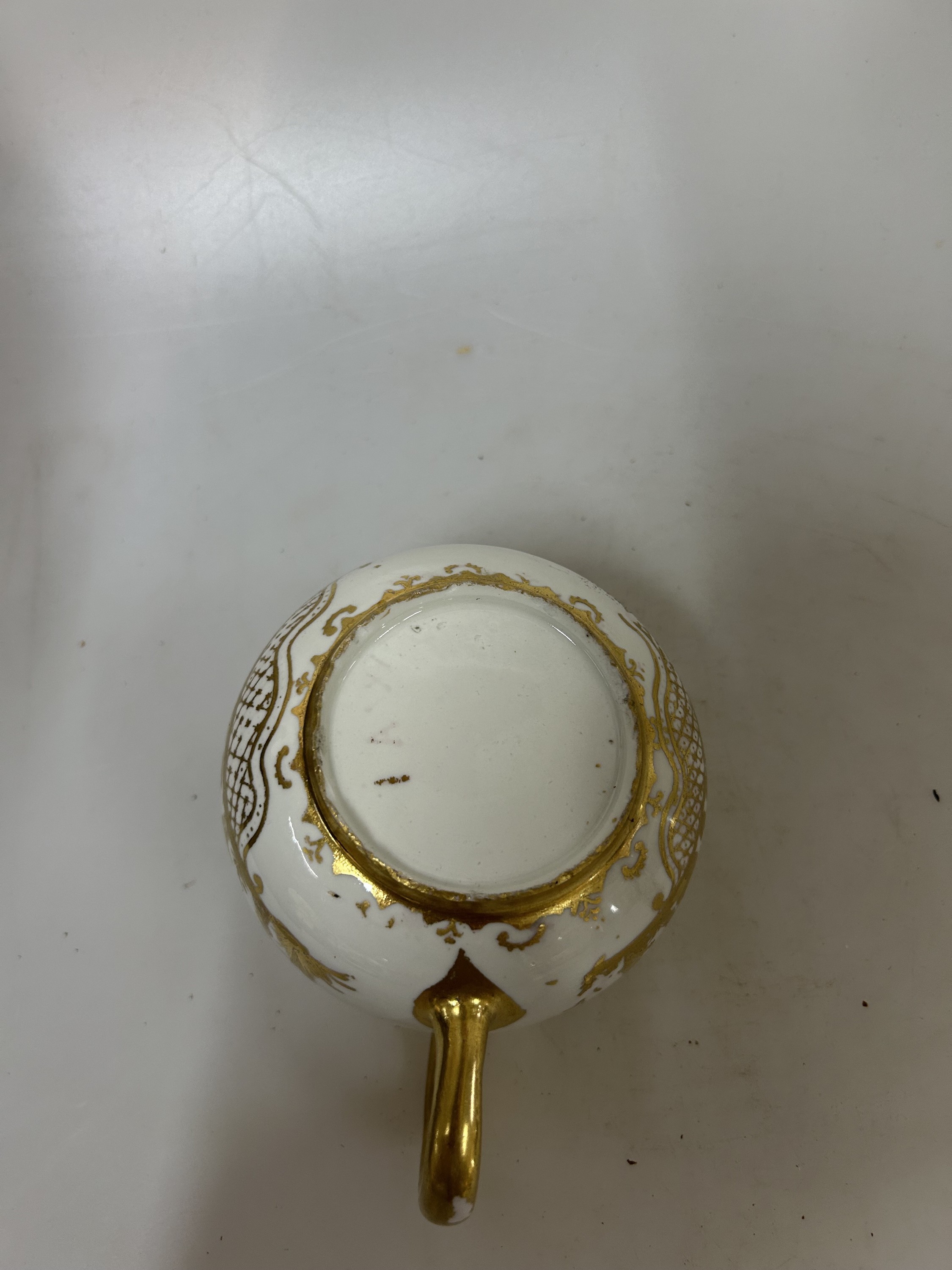 Detail e: Frühe Teekanne mit "Goldchinesen", Meissen, um 1725, Porzellan, sog. Böttgerporzellan, beidseitige Goldbemalung, wohl Bartholomäus ...
