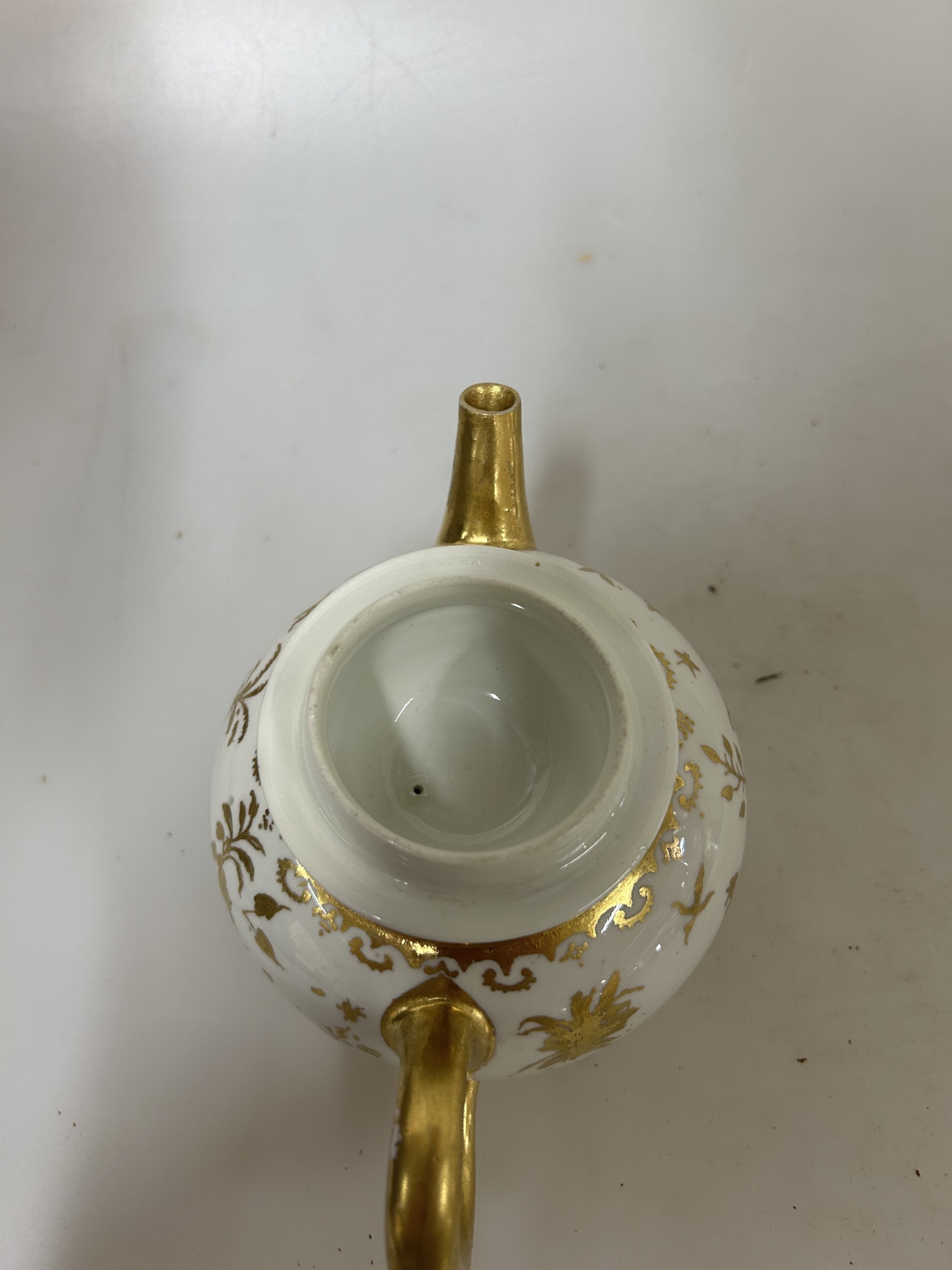 Detail f: Frühe Teekanne mit "Goldchinesen", Meissen, um 1725, Porzellan, sog. Böttgerporzellan, beidseitige Goldbemalung, wohl Bartholomäus ...