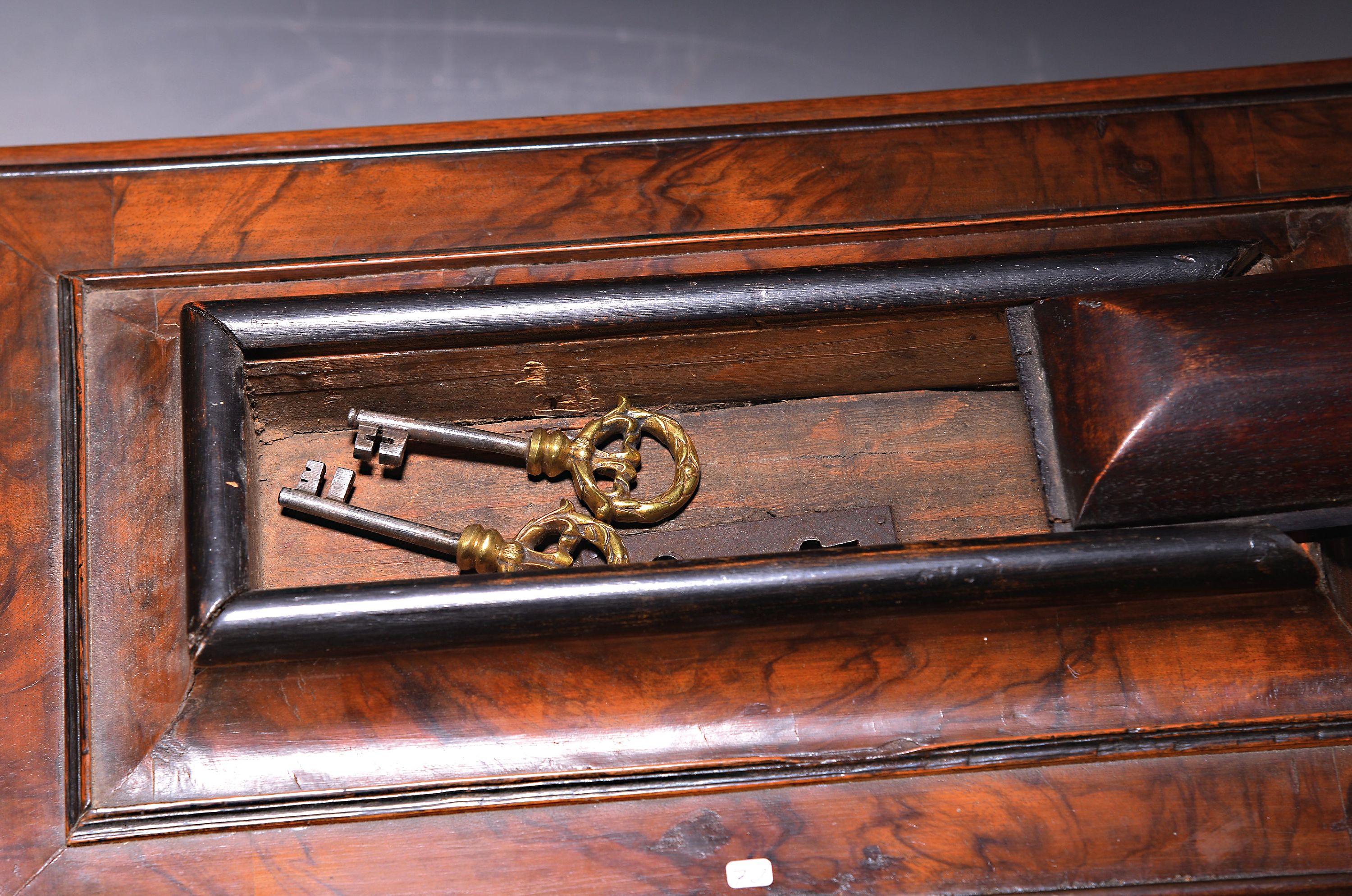 Detail a: Zunftlade, Barock, wohl Dresden um 1720/30, Nussbaumfurnier und Wurzelnuß, oberer Schieber zu öffnen, zwei Schlösser mit zwei Schlüssel für zwei ...