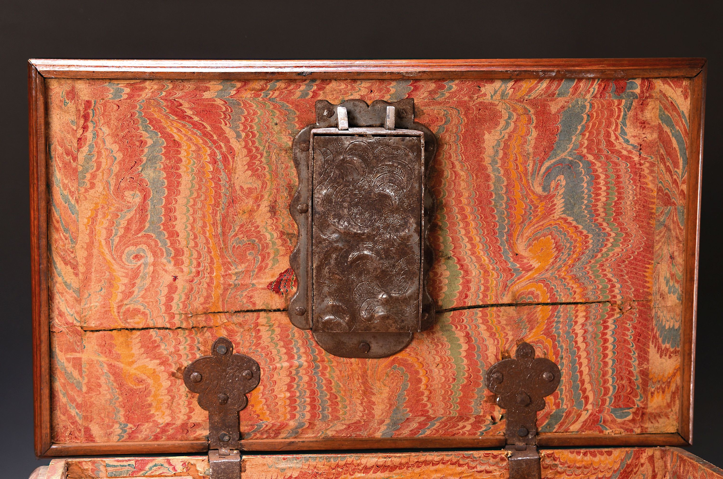 Detail b: Zunftlade, Barock, wohl Dresden um 1720/30, Nussbaumfurnier und Wurzelnuß, oberer Schieber zu öffnen, zwei Schlösser mit zwei Schlüssel für zwei ...