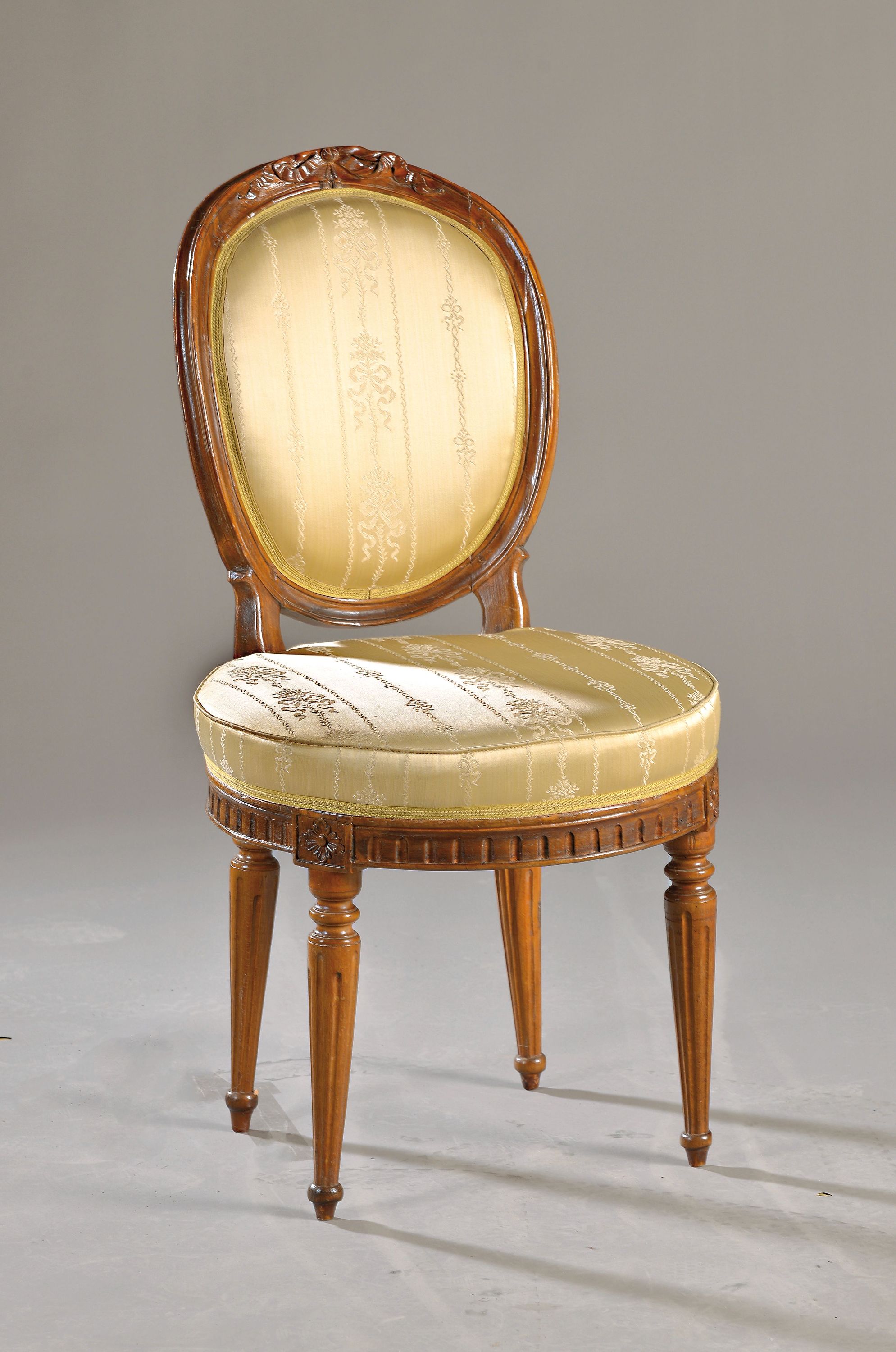 Louis-Seize Stuhl, Dresden, um 1800, Nußbaum massiv, Sitz und Rücken gepolstert und bezogen, auf kannelierten Füßen, H. ca. 94 cm, Sh. ca. 47 cm, ...