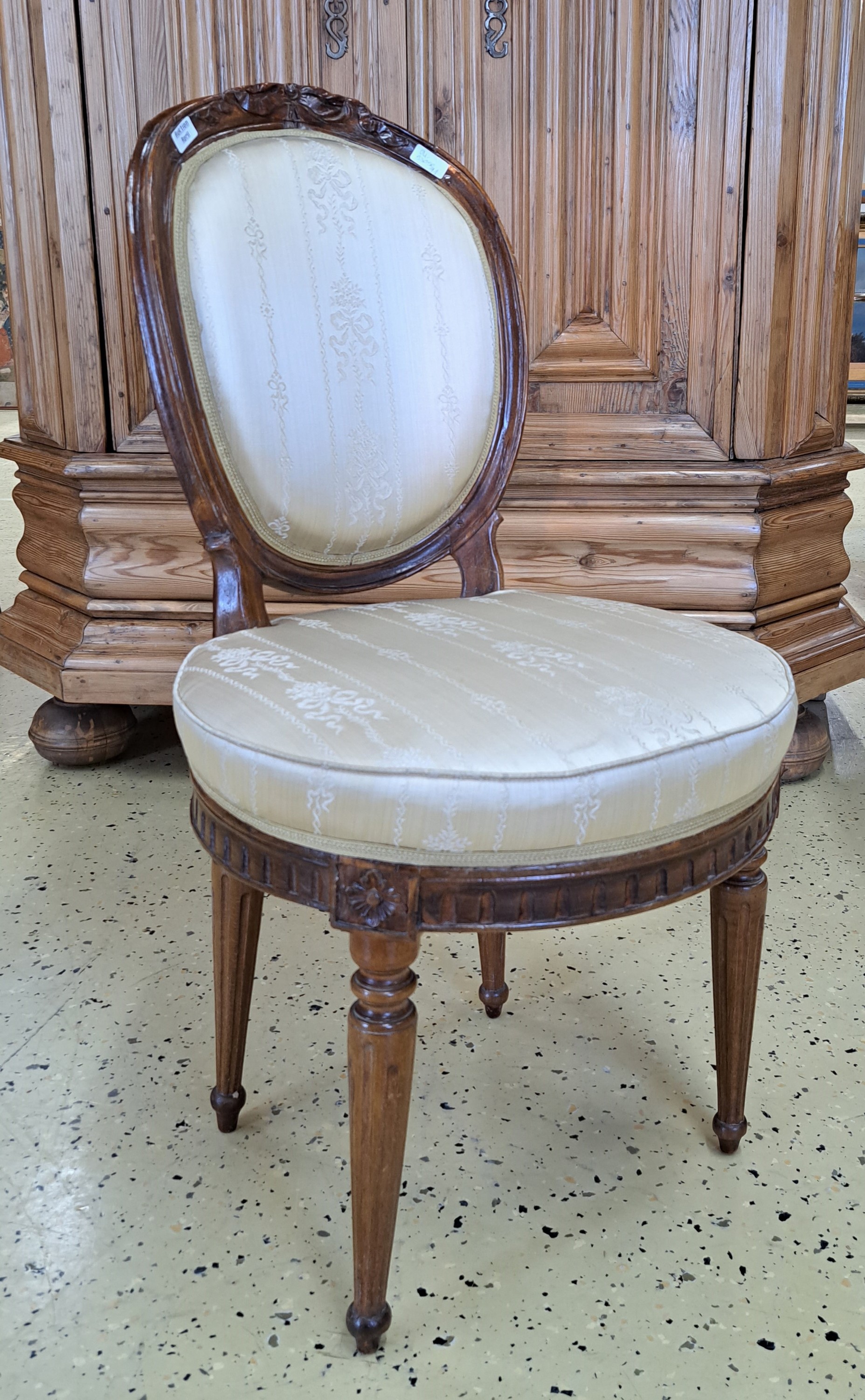 Detail a: Louis-Seize Stuhl, Dresden, um 1800, Nußbaum massiv, Sitz und Rücken gepolstert und bezogen, auf kannelierten Füßen, H. ca. 94 cm, Sh. ca. 47 cm, ...