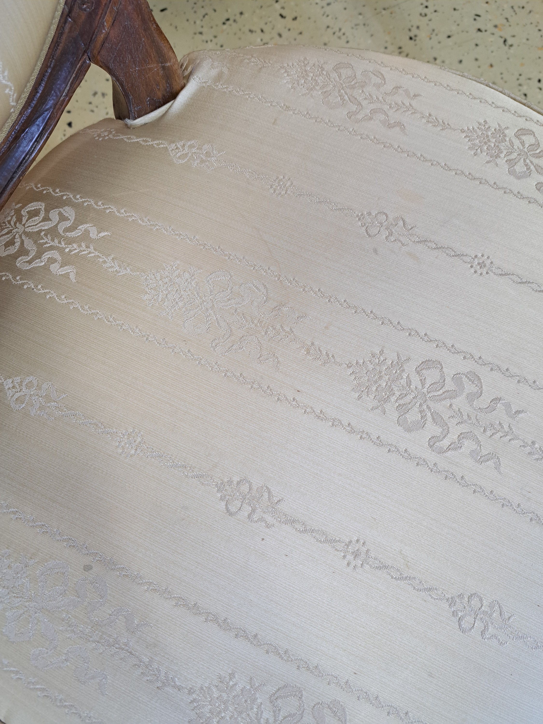 Detail c: Louis-Seize Stuhl, Dresden, um 1800, Nußbaum massiv, Sitz und Rücken gepolstert und bezogen, auf kannelierten Füßen, H. ca. 94 cm, Sh. ca. 47 cm, ...
