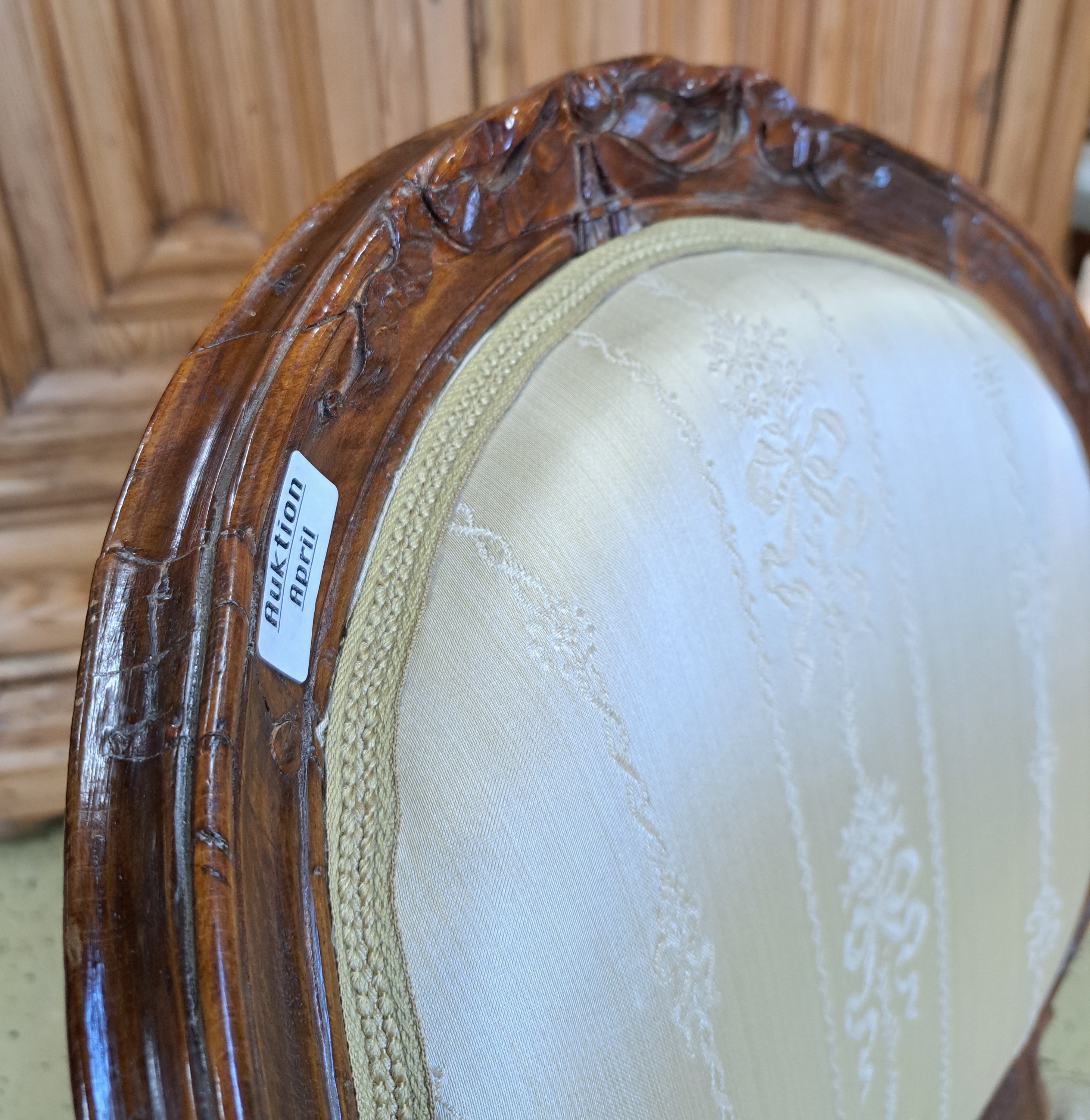 Detail d: Louis-Seize Stuhl, Dresden, um 1800, Nußbaum massiv, Sitz und Rücken gepolstert und bezogen, auf kannelierten Füßen, H. ca. 94 cm, Sh. ca. 47 cm, ...