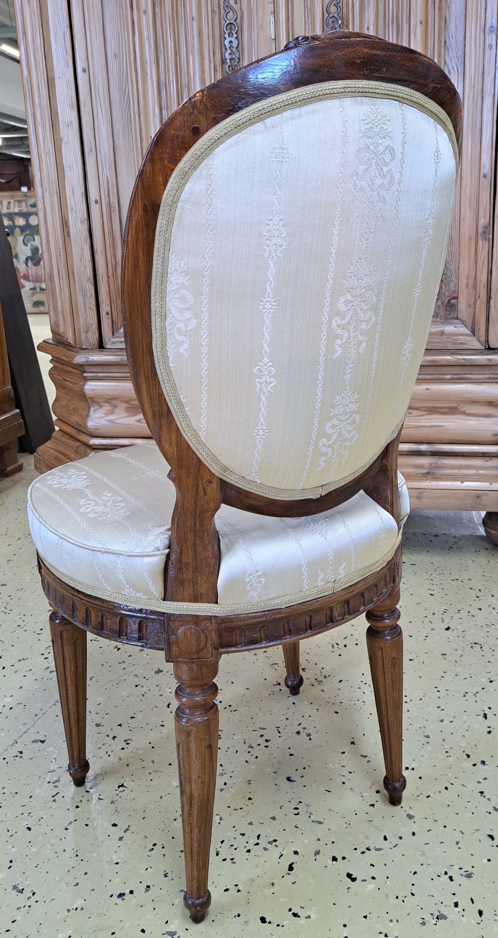 Detail e: Louis-Seize Stuhl, Dresden, um 1800, Nußbaum massiv, Sitz und Rücken gepolstert und bezogen, auf kannelierten Füßen, H. ca. 94 cm, Sh. ca. 47 cm, ...
