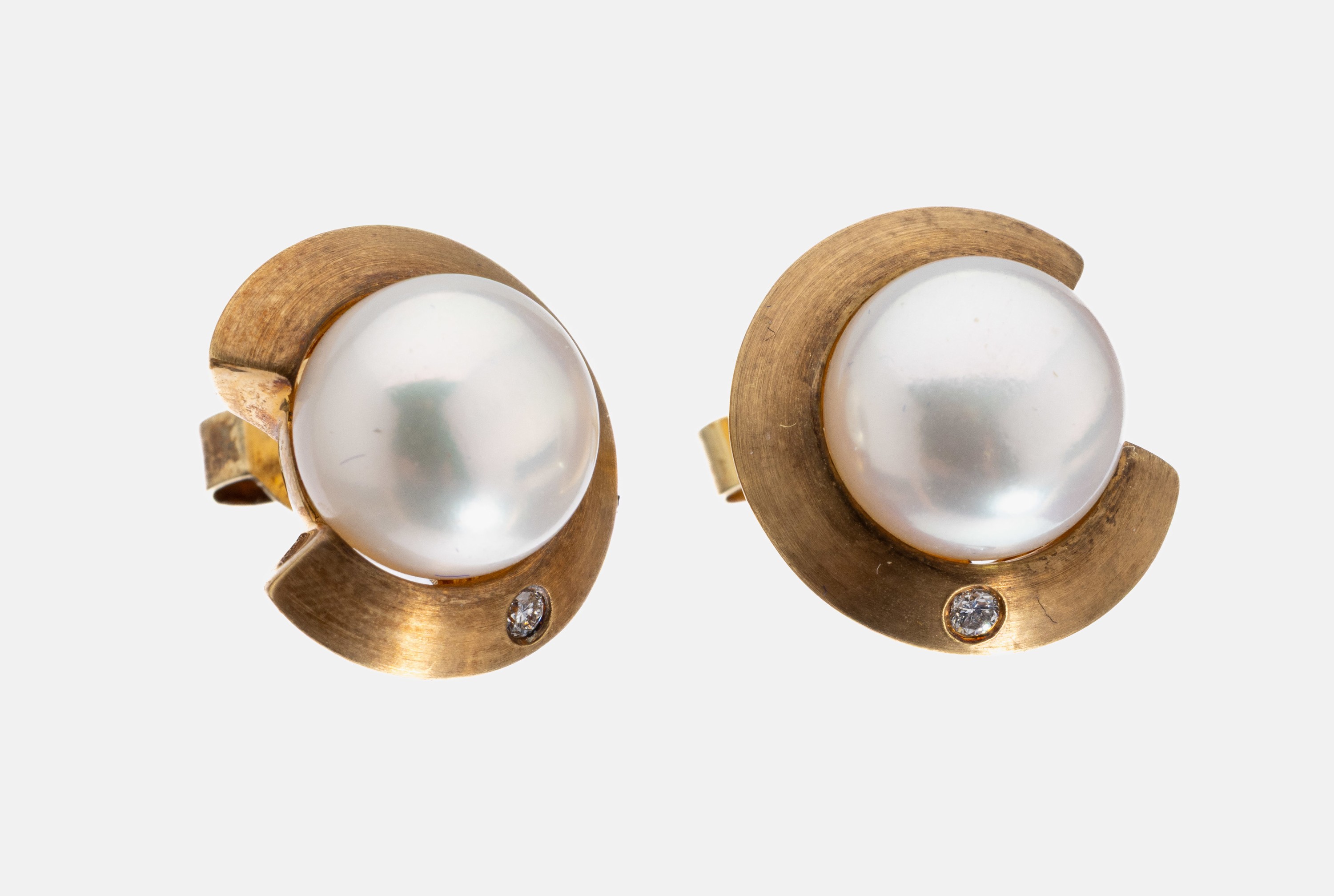 Paar 14 kt Gold Zuchtperl-Brillant-Ohrstecker, GG 585/000, 2 weiße Zuchtperlen, D. ca. 8.4mm, 2 kl. Brillanten, satiniert, ca. 6.2 g