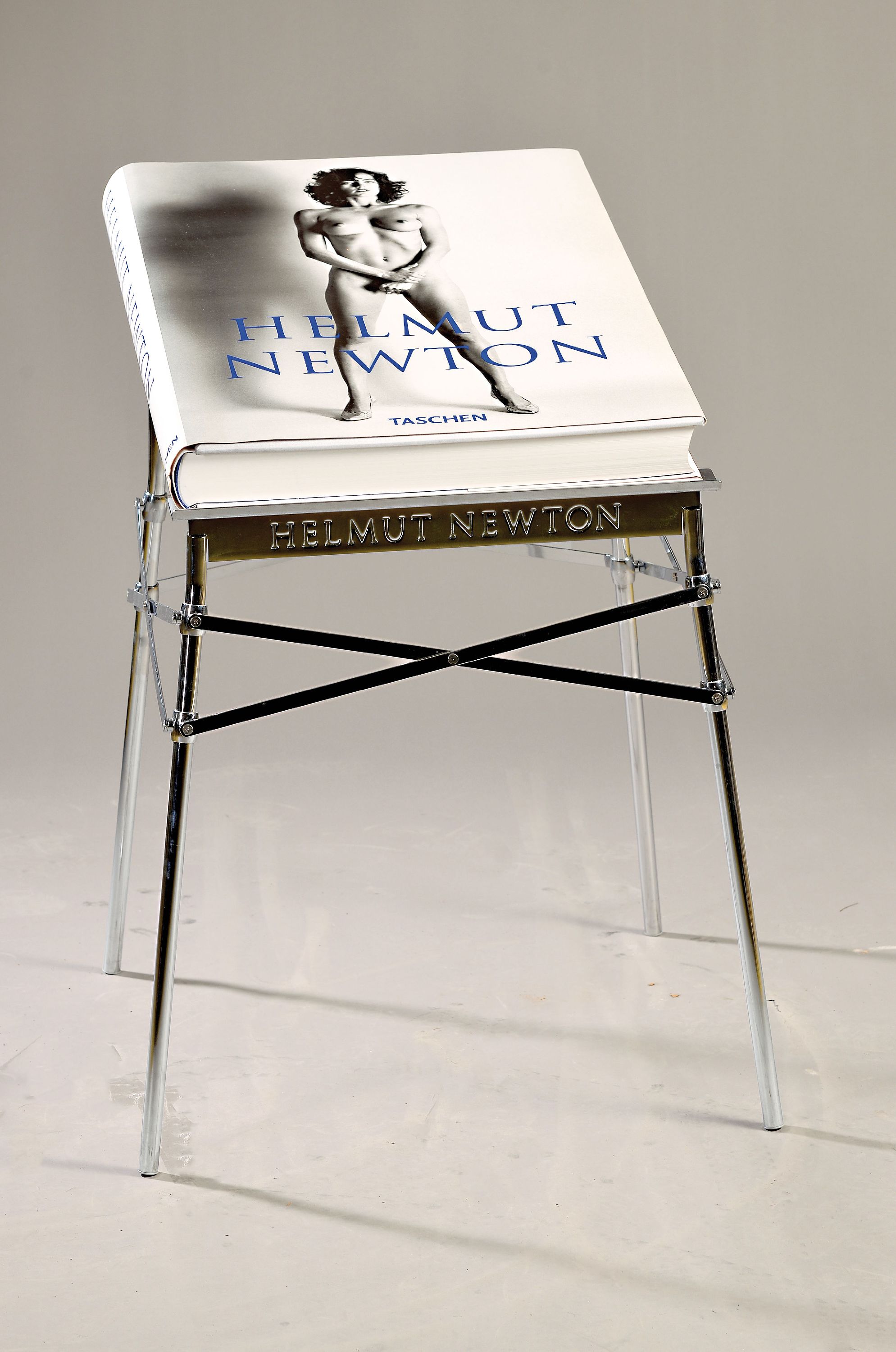 Helmut Newton, 1920-2004: "Sumo", Taschen, June Newton 1999, Ed. 895/10000, Frontispiz handsigniert in blau und gestempelter ...